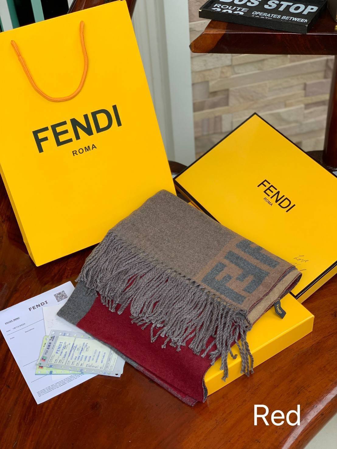 Fendi Scarves For Women’s Accessories Scarf แบรนด์แฟชั่นชั้นนำจากอิตาลี ส่งมอบความรู้สึกดีๆให้กับคนที่คุณรัก ในรูปแบบผ้าพันคอและผ้าคลุมไหล่ผืนใหญ่เพิ่มความอบอุ่น ถักทอด้วยผ้าcashmere เนื้อผ้านิ่ม สัมผัสนุ่มมือ ทอลายในตัว สีและลายคมชัด เหมาะสำหรับเป็นของฝา