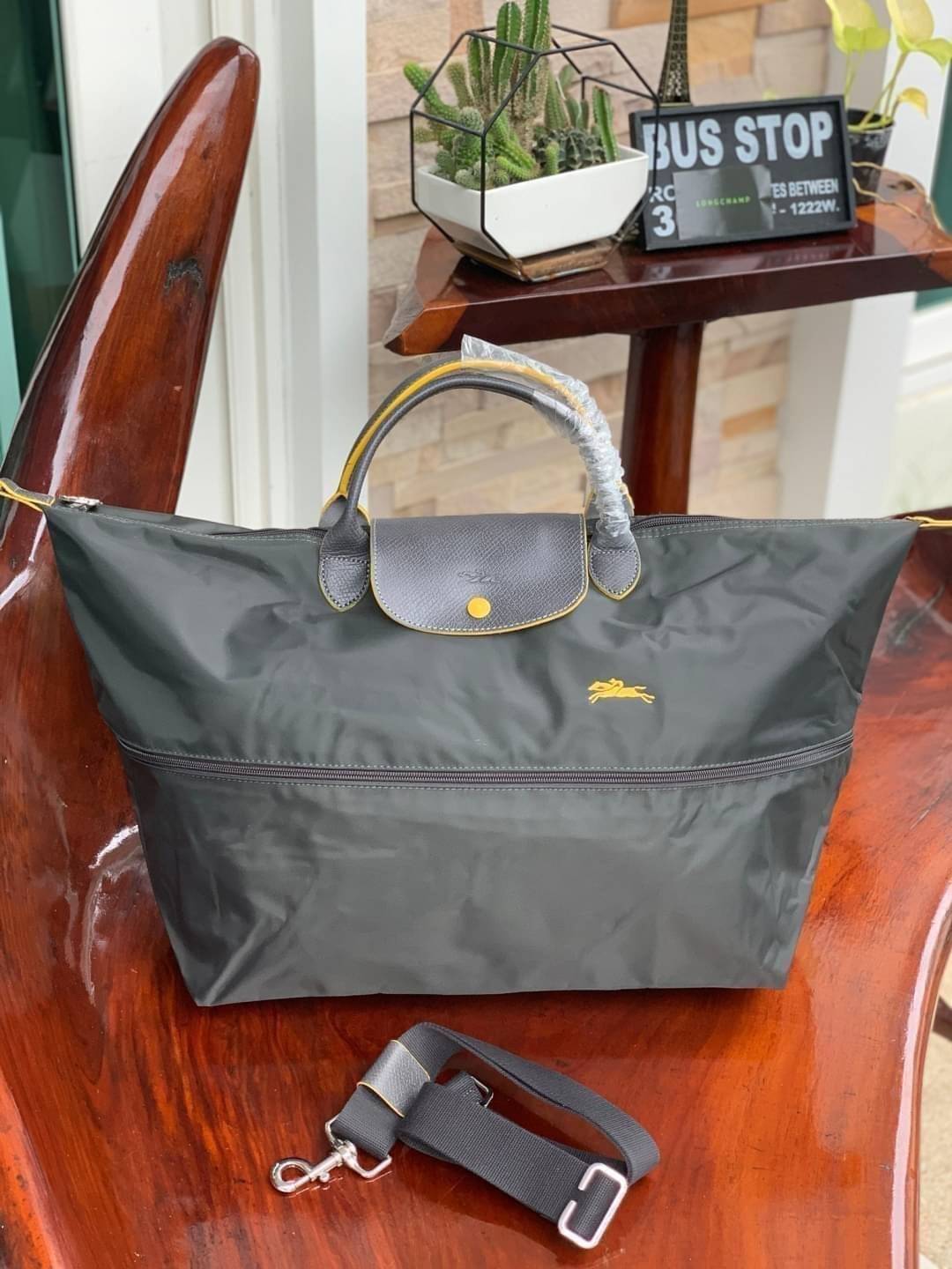 LONGCHAMP LE PLIAGE CLUB TRAVEL BAG กระเป๋าขนาดใหญ่สำหรับการเดินทาง เราเรียกที่นี้ว่า travelling bag รุ่นคลาสสิค มาพร้อมสายสะพายยาวที่ปรับและถอดออกได้ ความพิเศษของรุ่นนี้ที่ครองใจนักเดินทางทั่วโลก คือซิปรอบตรงกลางตัวกระเป๋า สามารถเปิดซิปเพื่อขยายขนาดและพั