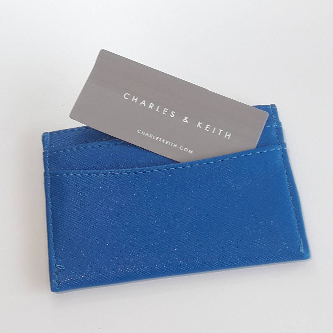 มาใหม่คะ! Charles&keith card holder ที่ใส่นามบัตรแบรนด์ดัง งานหนัง pu อย่างดี ปั้มชื่อแบรนด์สีทองด้านล่าง มีช่องใส่บัตรหน้าหลังและตรงกลางอีก1ช่อง พร้อมส่งที่ไทย ในราคาสบายกระเป๋าละค้า