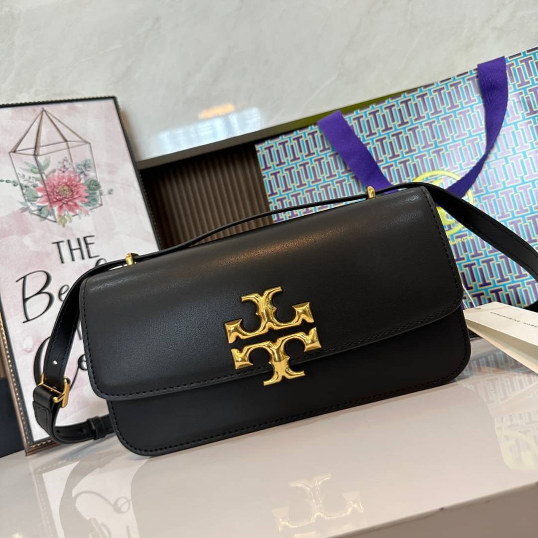 TORY BURCH ELEANOR SMALL LONG CONVERTIBLE SHOULDER กระเป๋าสะพายทรงยาว E/W Eleanor Convertible สูดหรู ดูแพง หนังแท้ เรียบสวยหรู โดดเด่นด้วยป้ายโลโก้สีทอง ลาย Double T อันเป็นเอกลักษณ์ ภายในช่องโล่งกว้างสามารถใส่โทรศัพท์ได้ทุกรุ่น สามารถใส่กระเป๋าสตางค์ใบยา