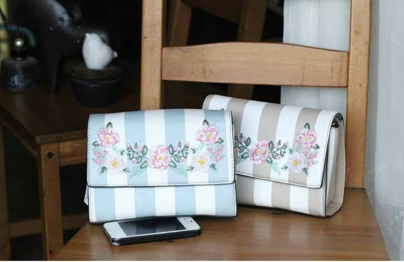 ALDO Flower Crossbody Bag กระเป๋าสะพาย ALDO แบรนด์ดังจากแคนนาดา ดีไซน์สุดชิคปักลายดอกไม้สไตล์วินเทจหนังลายทาง สีพาสเทลอยู่ทรงกันน้ำ เปิดปิดด้วยกระดุมแม่เหล็ก ภายในมีโลโก้ ช่องซิป ช่องใส่มือถือ ใส่iphone+ได้ น้ำหนักเบา เป็นอีกหนึ่งรุ่นแนะนำคอลเลคชั่นล่าสุด