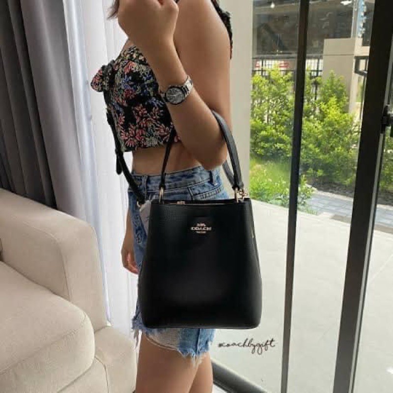 COACH 2312 SMALL TOWN BUCKET BAG IN SIGNATURE CANVAS รุ่นยอดนิยมใบเล็กมาครบสีแล้วจ้า กระเป๋าทรงบัคเก็ต สีผู้ดี๊ผู้ดี ตัวกระเป๋าดีไซน์คลาสสิคลายซี ดูโดดเด่น วัสดุหนังแคนวาสเคลือบลาย สวยคมทุกมุมจริงๆ!! เปิด-ปิดด้วยกระดุมแม่เหล็กทั้ง 2 ฝั่ง ภายในเป็นช่องโล่ง
