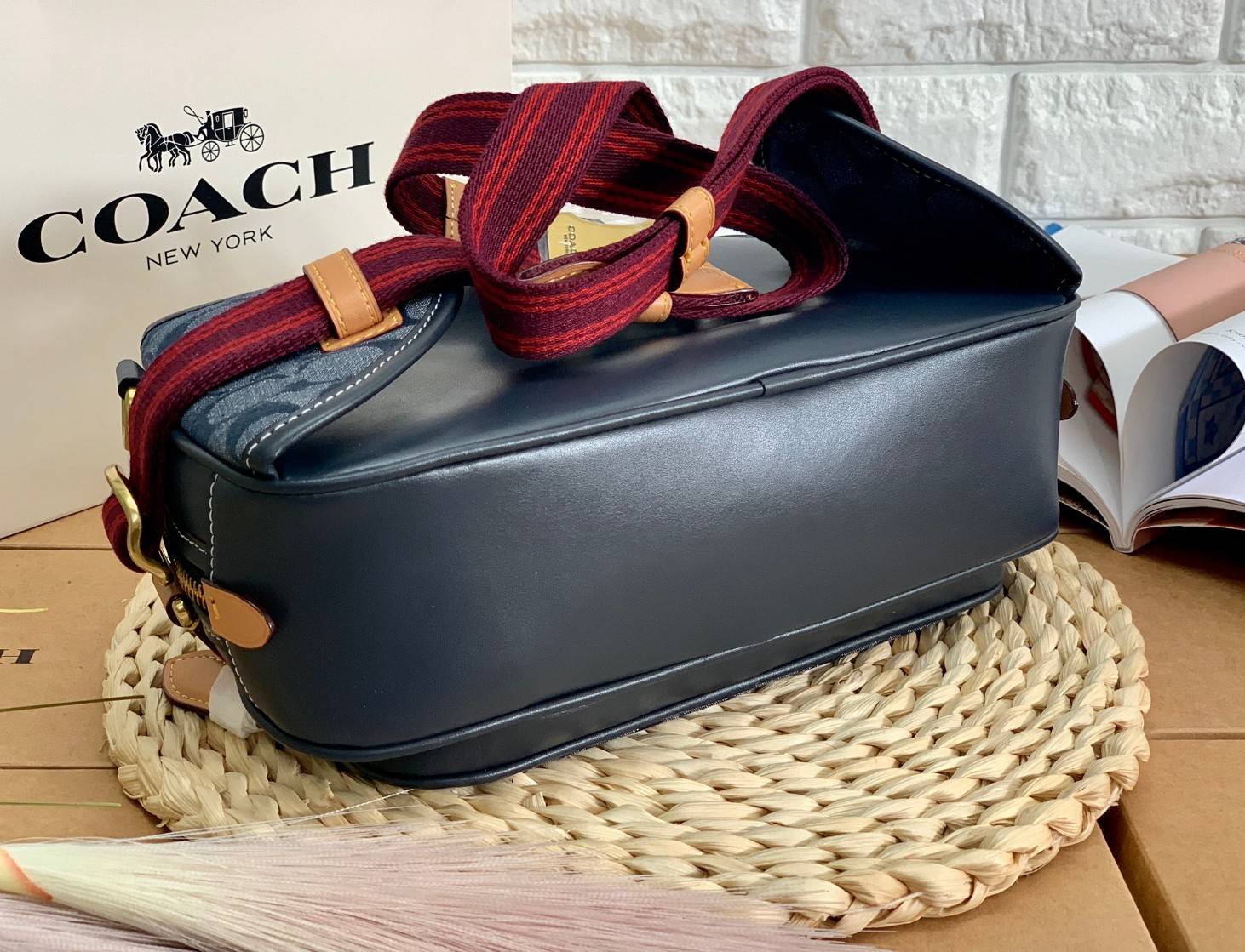 COACH BELT BAG IN SIGNATURE CHAMBRAY (3685) ❤️ใช้ได้ทั้งชาย//หญิงค่ะ กระเป๋าคาดอก วัสดุผ้าแคนวาส+หนังแท้ค่ะ ด้านหน้ามีช่องซิปขนาดกลาง ใส่มือถือได้ค่ะ ช่องซิปหลักเปิดปิดแบบซิปคู่ ภายในกว้าง ใส่ของจำเป็นได้ครบเลยนะคะ มีช่องซิปสำหรับใส่ของจุกจิกให้อีก