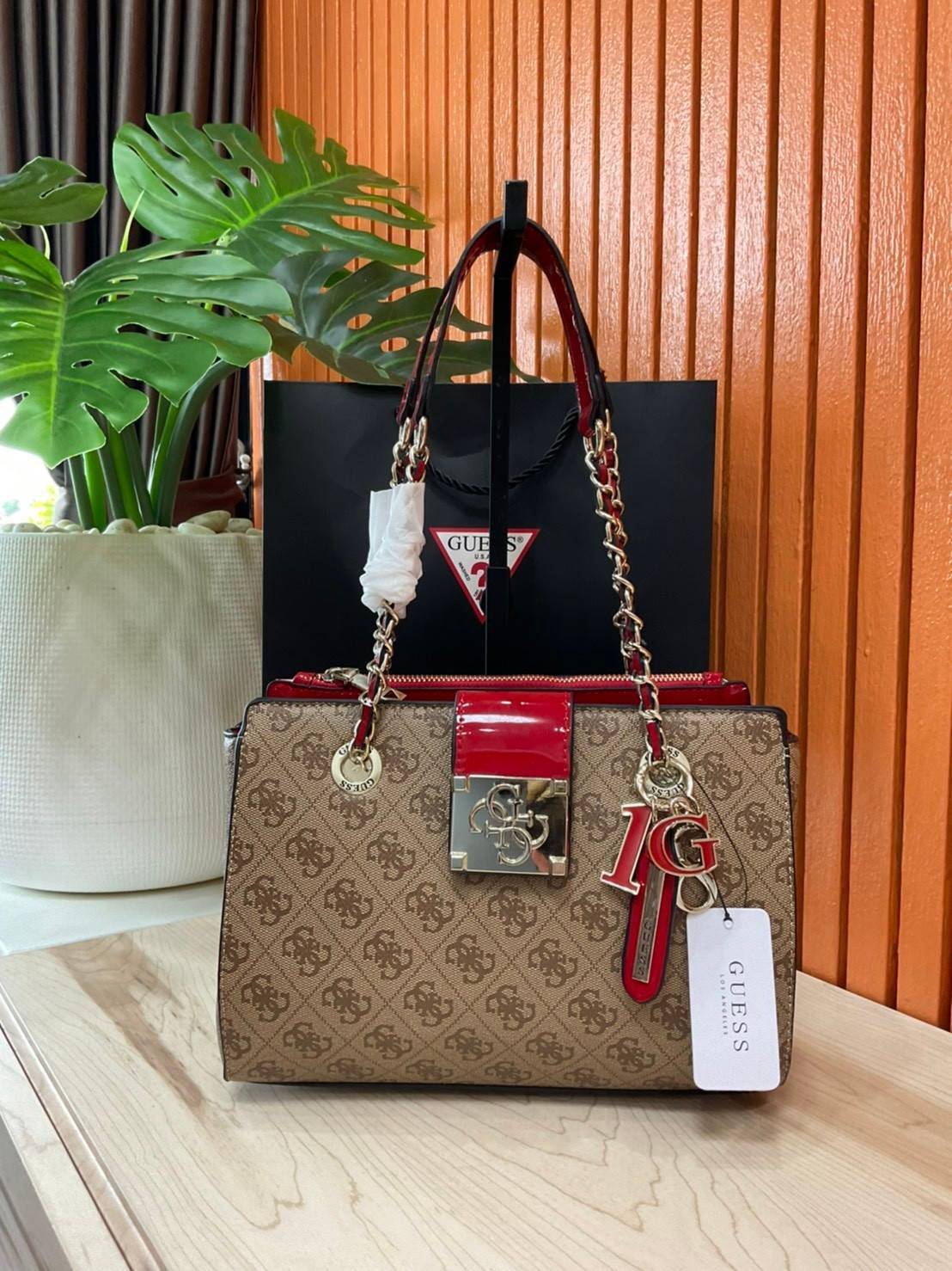 กระเป๋าสะพายไหล่ Guess Logo City Small Society Satchel กระเป๋าสะพายไหล่ ขนาดกำลังดี วัสดุ pu สวยอยู่ทรง มาพร้อมพวงกุญแจน่ารักๆ ถอดออกได้ ด้านหน้าประดับโลโก้แบรนด์ เปิดปิดด้วยซิป มี 2 ช่องหลักใช้งาน ภายในช่องซิปหน้าแยกเป็นสัดส่วนการใช้งาน ซิปช่อง 2 โล่งกว้