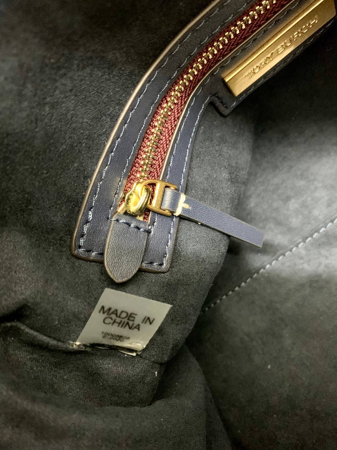 TORY BURCH T Monogram Color-block Barrel Duffle พร้อมส่งที่ไทย สวยก่อนใคร ใบใหญ่ ใส่จุไปเลยจ้าา😘 ✔️กระเป๋าทรงหมอน วัสดุหนังแท้ชั้นดีที่สุด หนังเรียบนิ่มสวย ✔️เปิดปิดกระเป๋าด้วยซิปคู่แบบมีหนังห้อย ภายในกว้างมากสำหรับไซด์นี้ หายห่วงไปเ