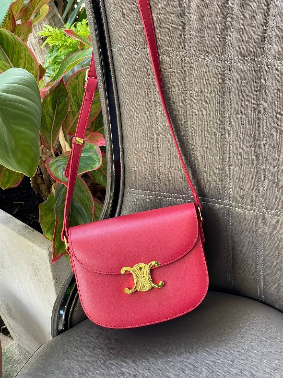 VIP 🥂 CELINE TEEN BESACE TRIOMPHE IN SHINY กระเป๋าสะพายคาดลำตัวรุ่นนี้นับว่าเป็นกระเป๋าอีกหนึ่งรุ่นในซีรีส์ Triomphe ที่ได้รับความนิยมอย่างมาก ด้วยรูปร่างทรงโค้งมนมีความคลาสสิกตามแบบฉบับของ Celine เพิ่มความหรูหราและโดดเด่นด้วยการตกแต่งด้วยโลโก้โลห