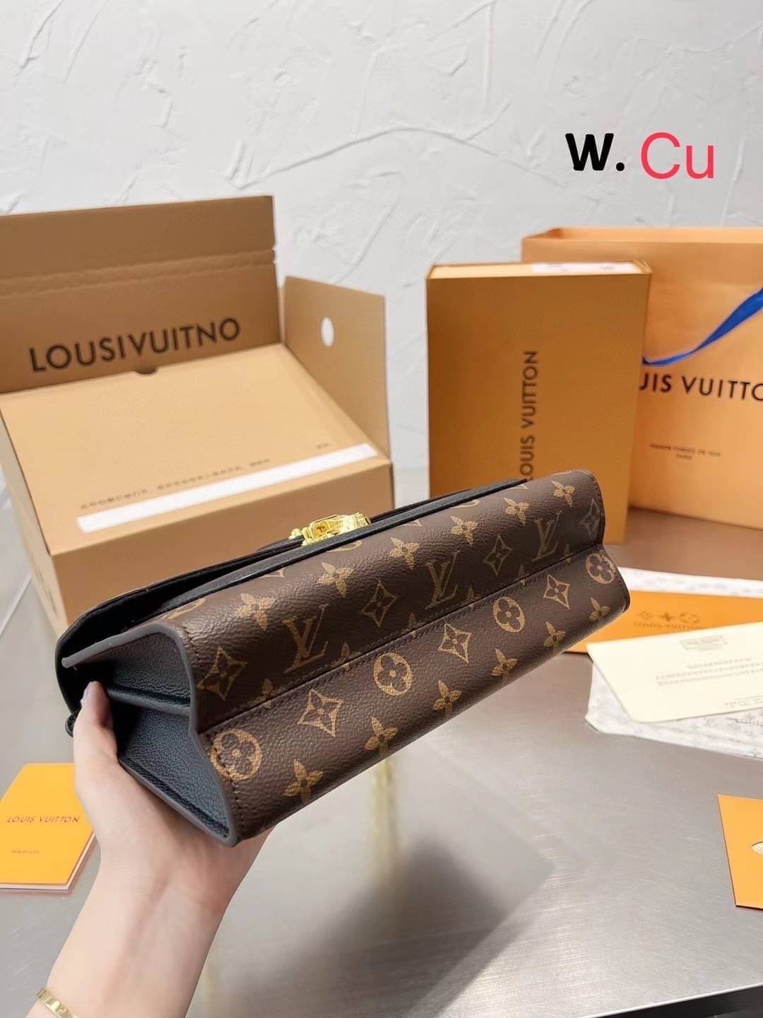 LV VICTOIRE Monogram กระเป๋าสะพายไอเท็มนำแฟชั่นที่น่าดึงดูดใจ ทรงกะทัดรัดและใช้งานได้สะดวก หนังแคนวาสอย่างดี ลาย Monogram เปิด-ปิดแบบกดล็อคอะไหล่สีทองสวยงาม ภายในมี3ช่องกว้างสามารถใช้งานได้หลากหลายและจุของได้มากมายเกินคาดนะคะ