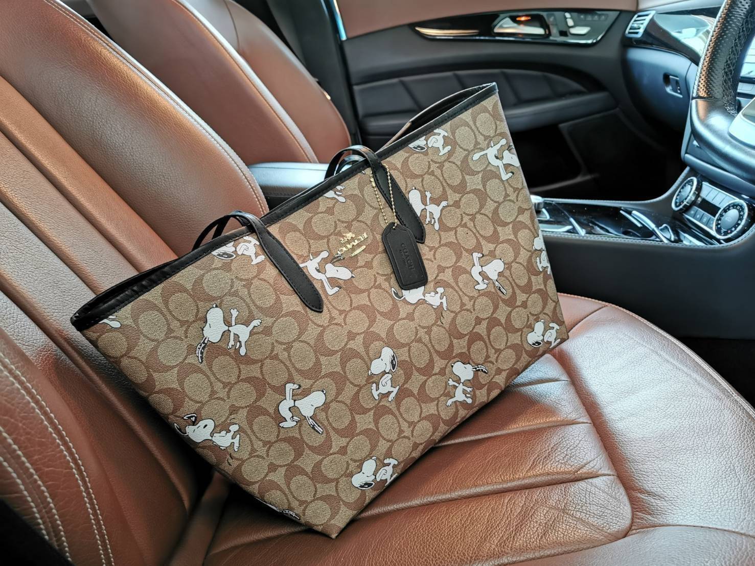 COACH FACTORY TOTE IN SIGNATURE LEATHER BAG X SNOOPY COLLECTION กระเป๋าสะพายคอลเลคชั่นสุดพิเศษจาก Coach Factory วัสดุ Signature refined calf leather หนังแท้ลายแบรนด์ คอลเลคชั่น Snoopy เทคเจอร์สวยอยู่ทรงดีไซน์ยอดนิยมด้านหน้ามีโลโก้ ภายในมีโลโก้กว้างและจุสุ