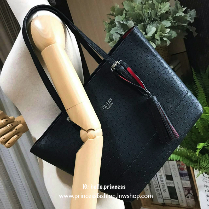 GUESS SINGNATURE SHOPPER BAG (SIZE L) กระเป๋าสะพายรุ่นใหม่ล่าสุดจาก GUESS FACTORY หนังสวยอยู่ทรงปั้มลาย Singnature Brand รอบใบ ด้านหน้าประดับโลโก้แบรนด์ ด้านหลังมีช่องใส่ของ หูหิ้วสะพายไหล่ได้สามารถเลื่อนปรับระดับได้ พร้อมประดับพู่หนังห้อยที่หูกระเป๋าดูมี