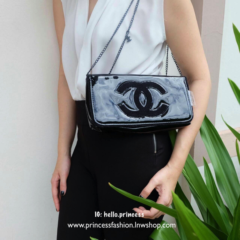 Chanel shoulder & cloth bag กระเป๋าสะพายทรง cluth ขนาดกำลังน่ารัก วัสดุหนังแก้ว เปิดปิดด้วยกระดุมแม่เหล็ก ภายในโล่งบุเฟอขนนุ่ม ใส่กระเป๋าสตางค์ยาวได้ มาพร้อมสายสะพายโซ่ หรือจะเก็บสายถือเป็น cluth ออกงานก็ดูดี มากับราคาสุดคุ้มค่ะ