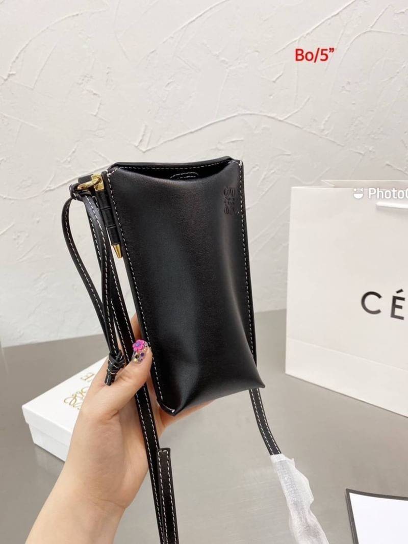Loewe Pocket Shoulder Bag / LOEWE MINI CROSSBODY BAG / Loewe Phone Bag รุ่นยอดฮิต ไซส์มินิ ที่ใครๆก็ต้องรู้จัก!! กับกระเป๋าสะพายเอนกประสงค์ สำหรับถนอมโทรศัพท์มือ หรือจะประยุกต์ใช้ใส่เงิน พกแทนกระเป๋าสตางค์ก็สะดวก