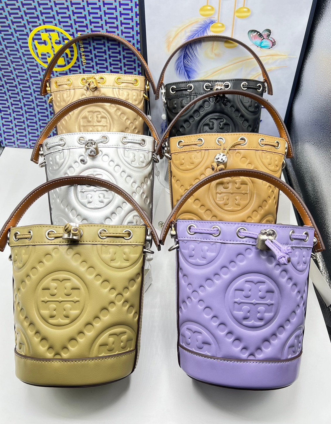 6 สี Tory Burch Puffy Mini / Tory burch T Monogram Puffy Patent Mini Bucket Bag / Tory Bucket Bag กระเป๋าบัคเกต size เล็ก โดดเด่นด้วยโลโก้ตัวนูนปั๊มด้านหน้า