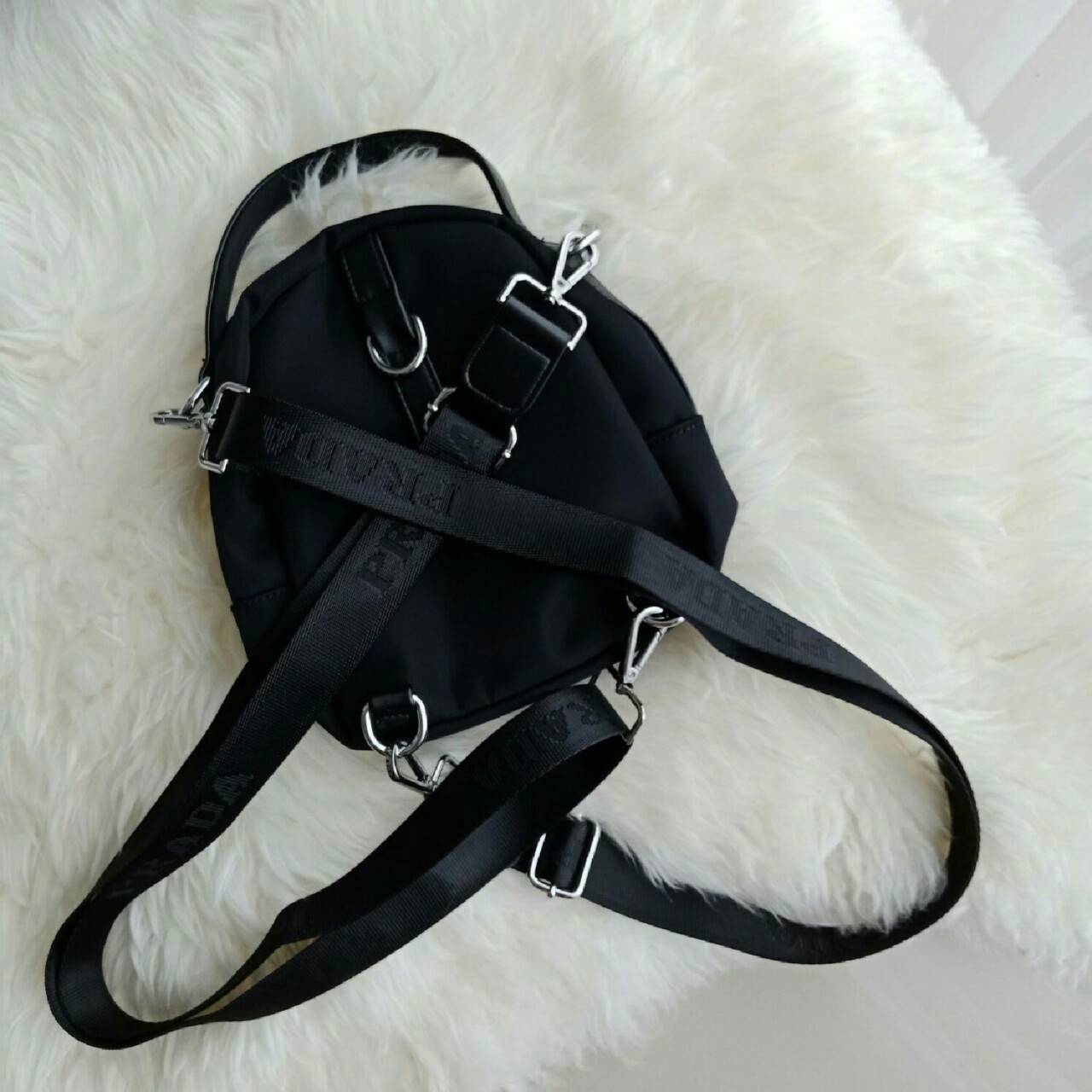 NEW ARRIVAL จากแบรนด์ Prada ใบเดียวใช้ได้3ทรง คุ้มมากๆคะ จะถือ สะพายข้าง หรือทำเป็นเป้สะพายหลัง ก็ได้คะ ขนาดกะทัดรัด วัสดุทำจากผ้า Polyester อย่างดีสามารถกันน้ำได้คะ มีช่องแยกให้ 3ช่องคะ ใส่กระเป๋าตังค์ มือถือ ได้สบายคะ อะไหล่เงินทั้งใบ มาพร้อมสายสะพายยาว