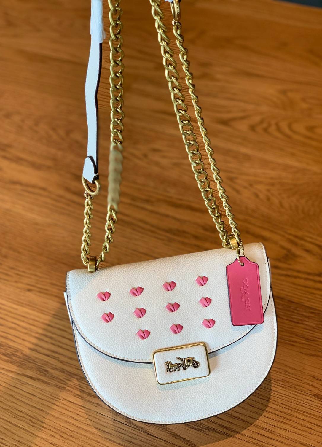 COACH ALIE SADDLE BAG JACQUARD IN SIGNATURE ((C4694//C3464)) พร้อมส่งที่ไทย รุ่นใหม่ล่าสุดค่ะ! กระเป๋าสะพายข้าง//ครอสบอดี้ร์//หรือทบสายคู่สะพายไหล่ได้ค่ะ วัสดุJacquard+หนังแท้ ได้สวยงามลงตัวมากๆ เปิดปิดกระเป๋าแบบกดล็อค มีอะไหล่โลโก้แบรนด์โดดเด่นปนคลาสสิค