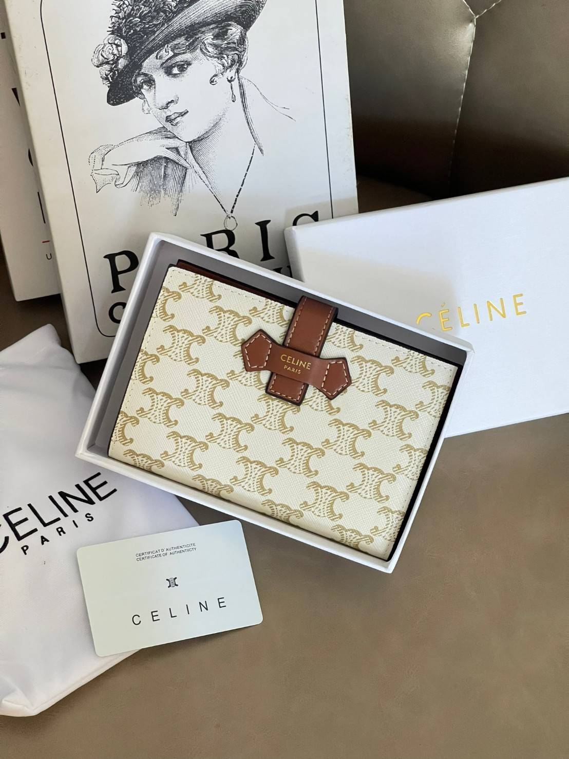 CELINE MEDIUM STRAP WALLET IN TRIOMPHE CANVAS กระเป๋าสตางค์ขนาดกลาง ถือแล้วจะให้ความรู้สึกที่คล้ายกับกระเป๋าคลัทช์ ดีไซน์ทันสมัยให้ใช้งานได้แบบครบครัน เป็นกระเป๋าสตางค์ ที่มีช่องสำหรับใส่ ธนบัตร เหรียญ และบัตรต่าง ๆ ใช้งานแบบ2ด้าน มีลวดลายTriomp ที่เป็นซิ