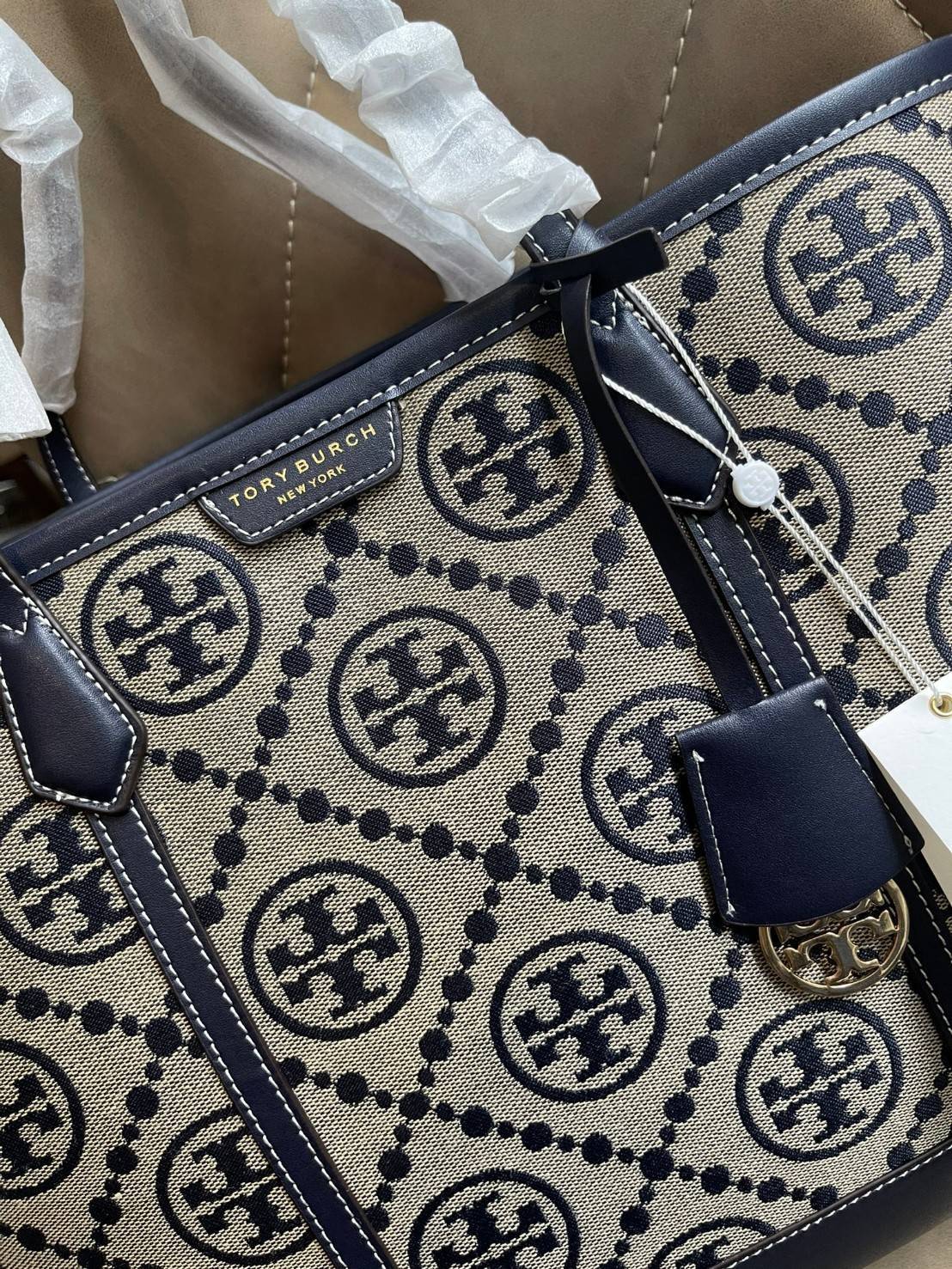 ของแท้ 💯% Tory burch perry monogram jacquard triple compartment tote ครั้งแรกกับลายโมโนแกรม ที่ได้รับแรงบันดาลใจมาจากโลโก้สุดคลาสสิกในกระเป๋าทรงtote bag T Monogram ที่ใช้การทอลายแบบแจ็กการ์ดสุดประณีต