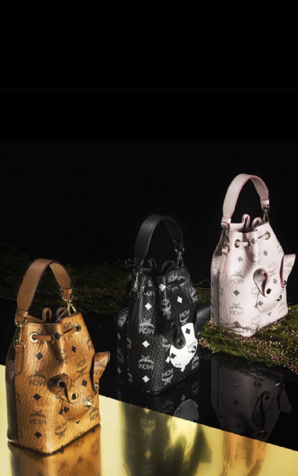 M.C.M X-MINI ZOO RABBIT BUCKET BAG IN VISETOS ใหม่ล่าสุด ฮิตมากที่เกาหลี ไอเท็มสุดคิ้วท์ ซิกเนเจอร์ต้องมา กระเป๋าสะพายทรง bucket ไซส์เล็กขนาดน่ารักน่าใช้มากๆ ดีไซน์น้องกระต่ายด้านหน้าโดดเด่น วัสดุหนังแคนวาสคุณภาพดี