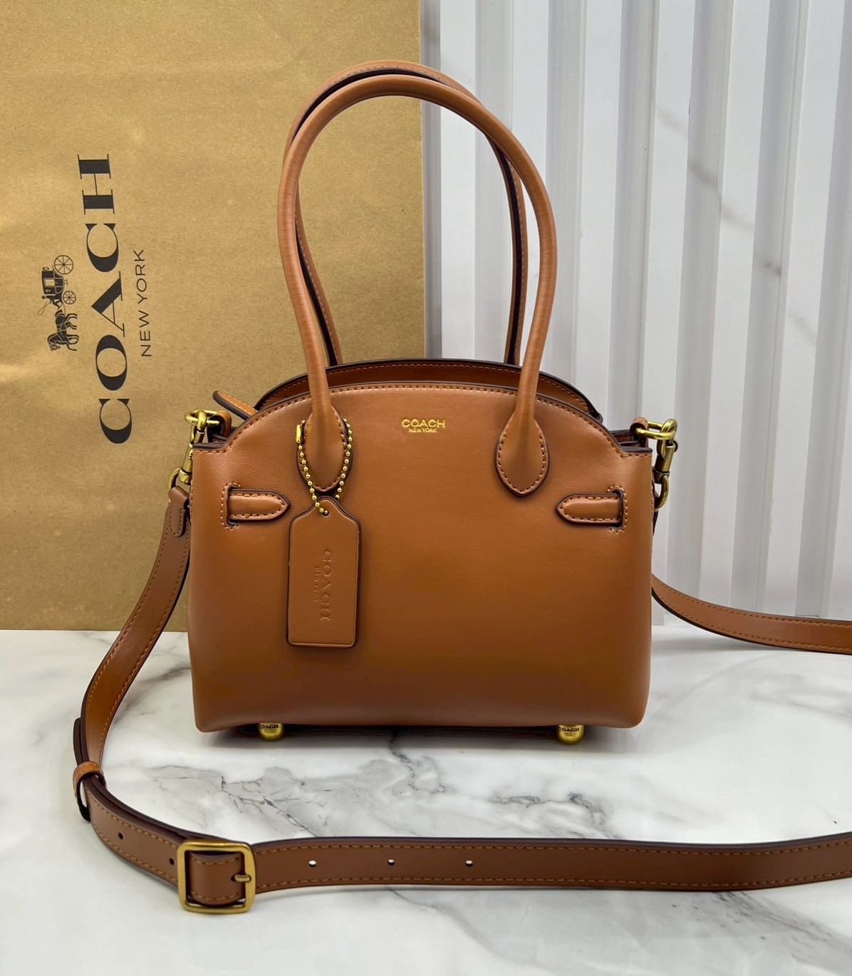 ORI หนังแท้ | Coach Soft Empire Carryall Bag 28 กระเป๋าสะพายทรงโฮโบ รุ่นใหม่ล่าสุด ดีไซน์เรียบง่าย สะพายไปคาเฟ่ ไปเที่ยวถ่ายรูปสวยๆ คือเหมาะสุดๆ หูสะพายยาว พอดีไหล่ ภายในแบ่งสัดส่วนไว้ดี ใบจริงหนังสวยมากๆ