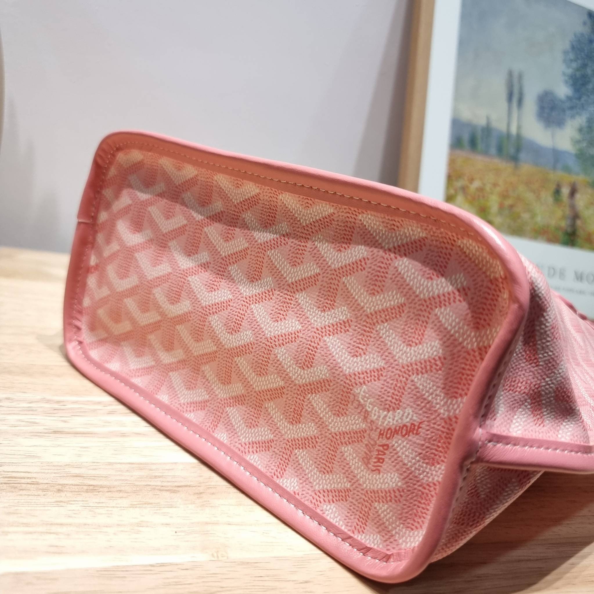 GOYARD MINI ANJOU REVERSIBLE TOTE ฮอตไอเท็ม กับกระเป๋าสะพายทรงโท้ท ไซส์มินิ กะทัดรัดมาก มาครบสีขายดี เลิศทุกสี รูปทรงคลาสสิค ดีไซน์เป็นเอกลักษณ์ ใช้งานได้หลากหลาย สามารถกลับด้านใช้ได้แบบไม่มีเบื่อ