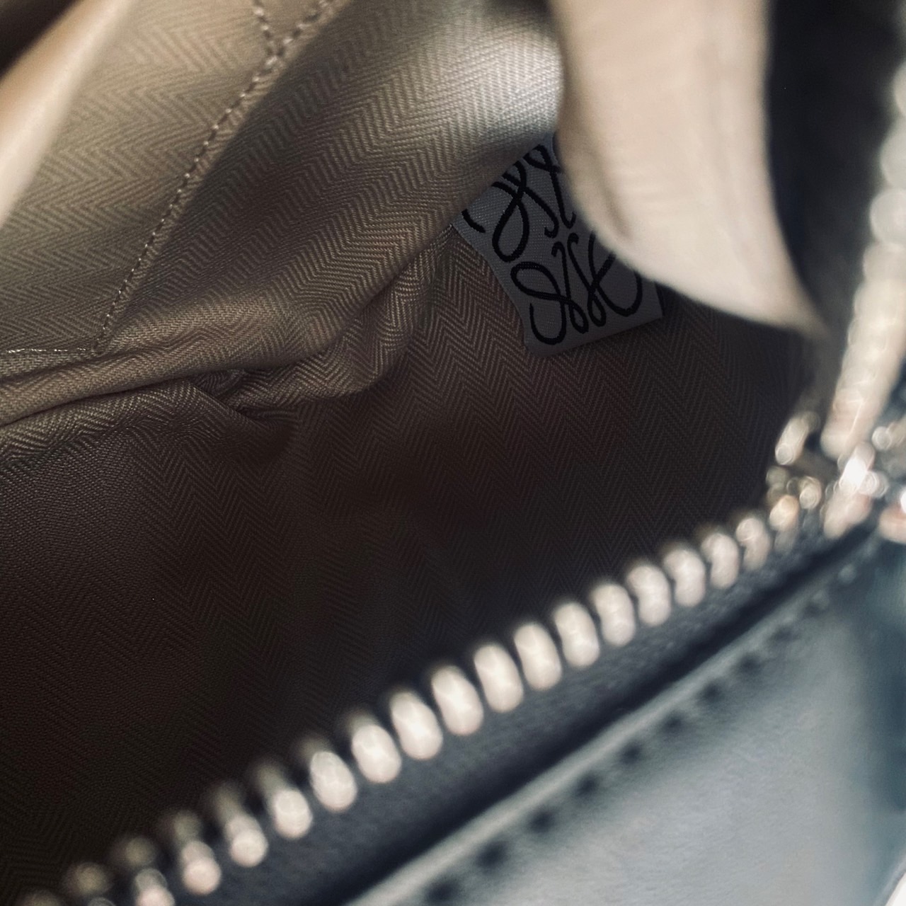 LOEWE Puzzle bag in smooth leather กระเป๋าสะพายทรงกล่องเรียบแต่หรูคูลและเท่ห์ สุดยอดแบรนด์ที่ดีไซน์เป็นเอกลักษณ์ โดดเด่น สไตล์พัซเซิล ใช้ได้ทั้งชายหญิง