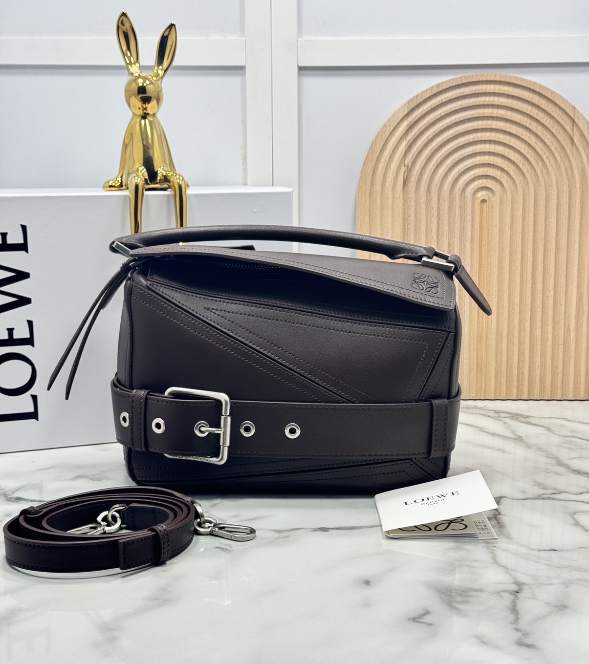 ORI หนังแท้ | Loewe Small Puzzle Biker bag in shiny Leather 24cm กระเป๋าสะพายทรงกล่องพัซเซิล รุ่นใหม่ล่าสุด คล้ายเข็มขัดด้านหน้าสวยเท่โดดเด่นสไตส์ไบเกอร์ ด้วยเส้นสายเรขาคณิตอันโดดเด่นและรูปทรงลูกบาศก์