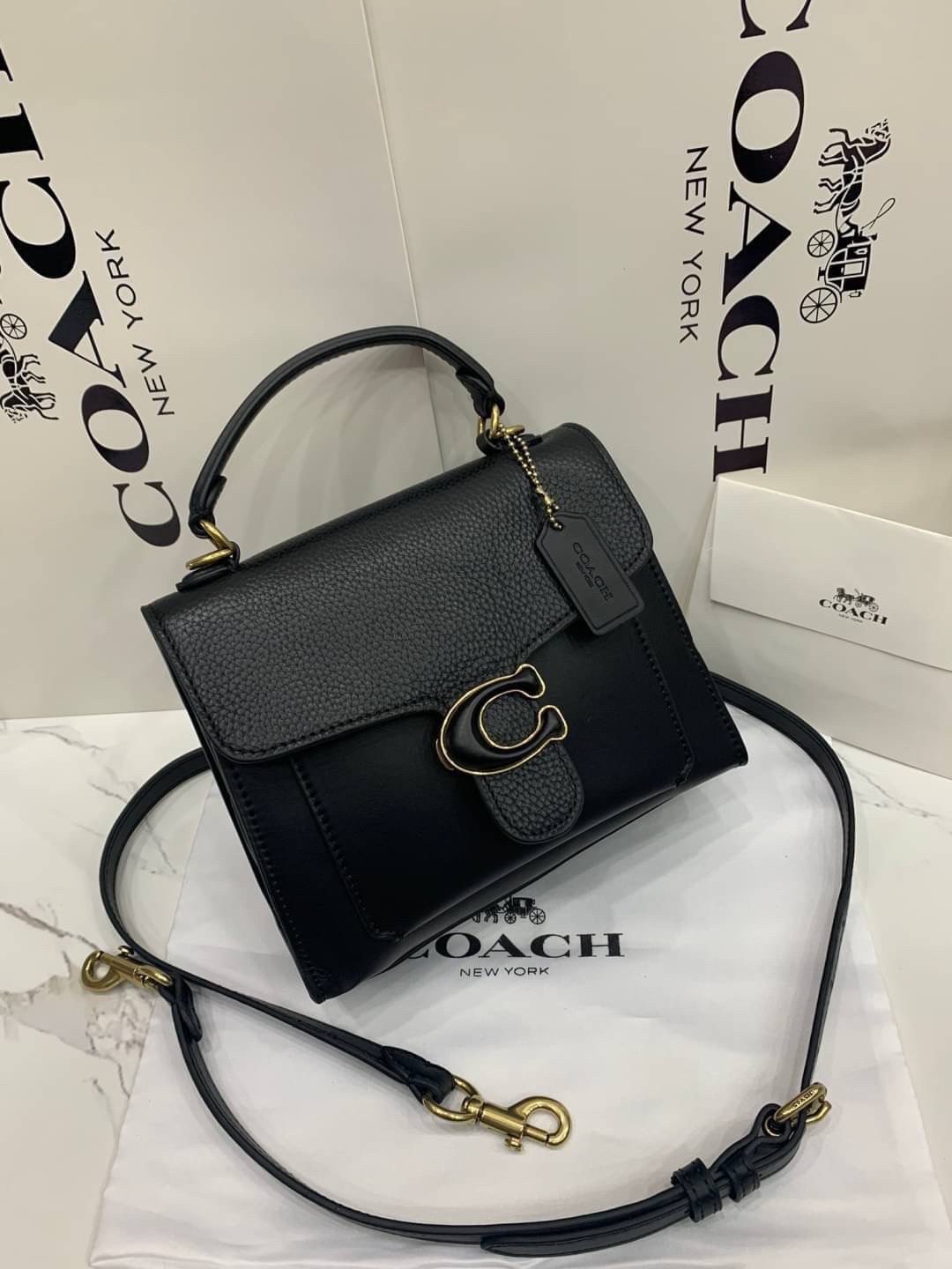COACH TABBY TOP HANDLE 20 พร้อมส่งที่ไทยค่ะ! กระเป๋าหิ้ว//สะพายข้างได้ หนังแท้อย่างดี กหนึ่งใบทำหนังสองลายได้อย่างสวยงาม พร้อมโลโก้รุ่นใหม่ล่าสุดดูดีมากๆค่ะ เปิดปิดกระเป๋าแบบกดล็อค ภายในมีช่องหลักสองช่อง ใส่มือถือได้ทุกรุ่น;กระเป๋าเงินใบกลางได้;ของจำเป็นจ