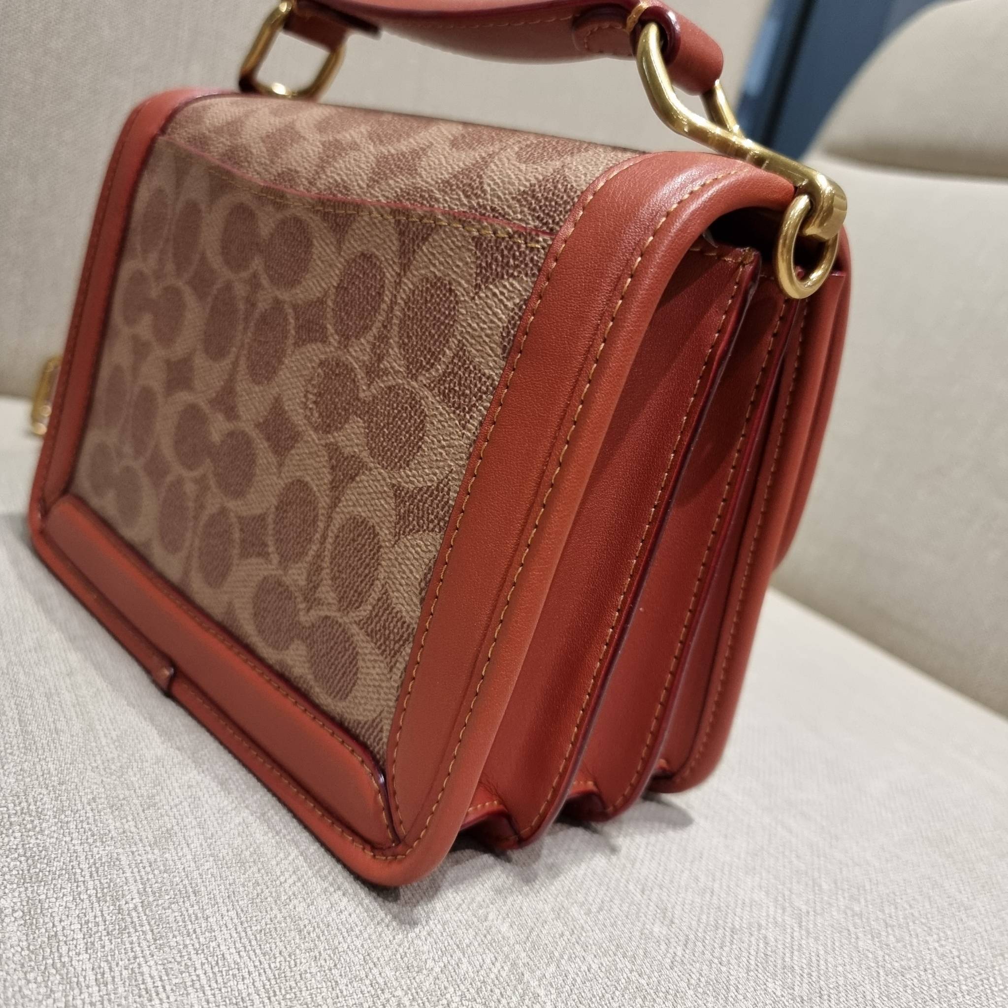 COACH C8449 HERO SHOULDER BAG / COACH C8450 HERO SHOULDER BAG IN SIGNATURE CANVAS ดีไซน์ใหม่ล่าสุด ที่มาพร้อมความหรูยกระดับ กระเป๋าถือ/สะพายข้าง ออกแบบทรงสวย คลาสสิค ขนาดกำลังพอดี ไม่ว่าจะถือ หรือสะพายสายครอส ก็ดูดีแบบไม่ต้องแต่งเติม วัสดุหนังแท้เต็มใบ ฝา