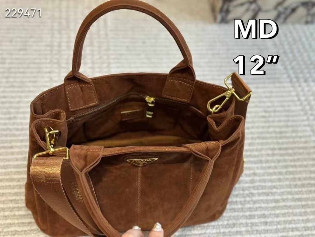 PRADA Suede Tote Bag กระเป๋าทรงโท้ทงานหนังกลับ สวยเด่นเป็นเอกลักษณ์มาก ดีไซน์เรียบแต่มากมีอยู่จริง สวยดูแพง ที่ไม่มีตอนนี้คือพลาด