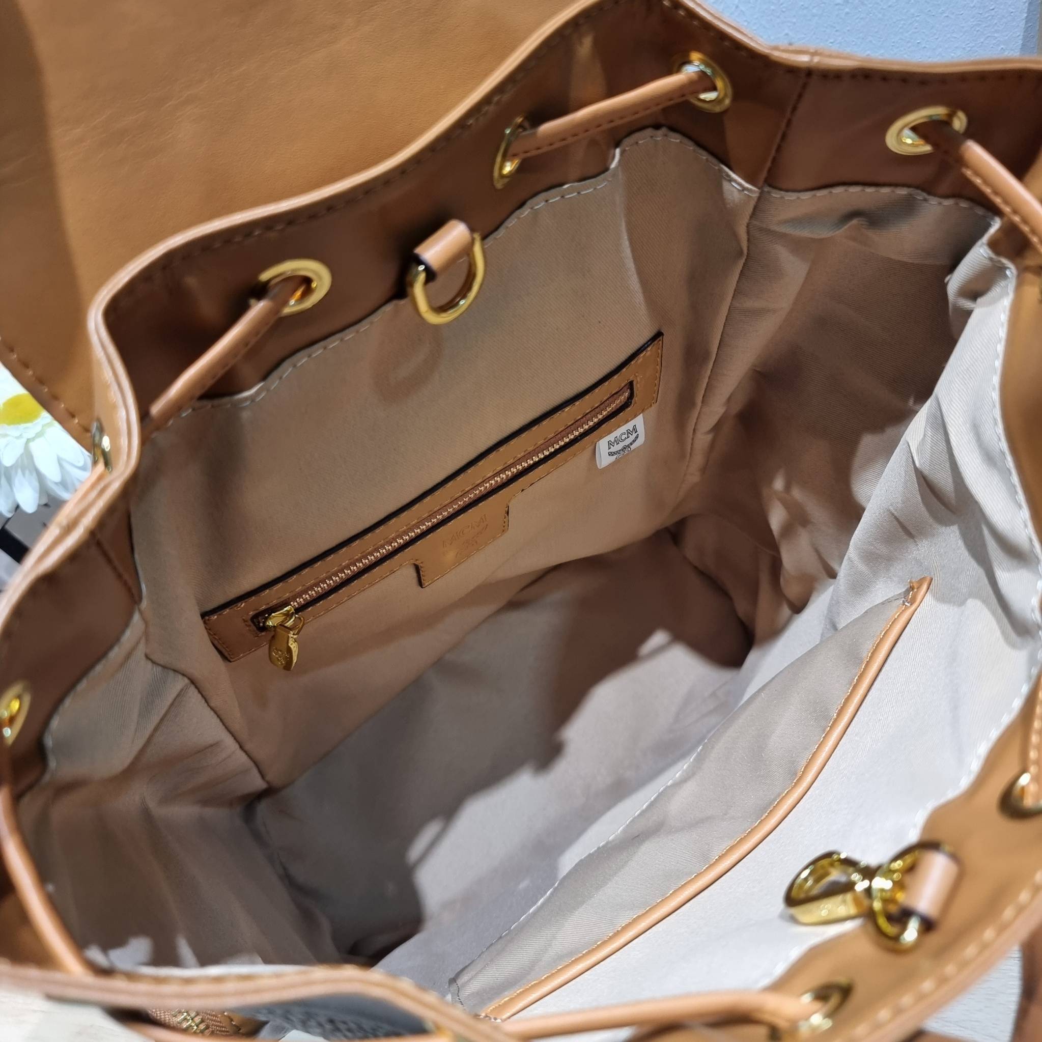 M.C.M SMALL BRANDENBURG BACKPACK IN VISETOS อีกหนึ่งไอเท็ม เอาใจสายเที่ยวแบบจัดหนัก ไม่รู้จะมีใบไหนคุ้มได้มากกว่านี้อีกแล้ว กระเป๋าเป้ใบใหญ่กำลังดี ดีไซน์ไม่ซ้ำใคร ฟังก์ชั่นการใช้งานตอบโจทย์หลายๆคนแน่นอน