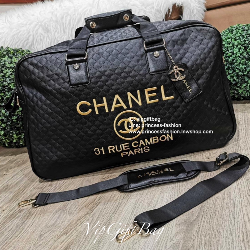 Chanel VIP Gift Large Travel Bag กระเป๋าใบใหญ่ Gift With Purchase (GWP) รุ่นใหม่ล่าสุด Limited Edition พรีเมี่ยมกิ๊ฟของเเท้จาก Chanel Counter ดีไซน์ทรงเหลี่ยมวัสดุหนังลายตารางเนื้อหนาสีดำกันนำ้ดูแลรักษาทำความสะอาดง่าย เปิดปิดด้วยซิปสะดวกใช้ ใบใหญ่จุใจ น้ำ