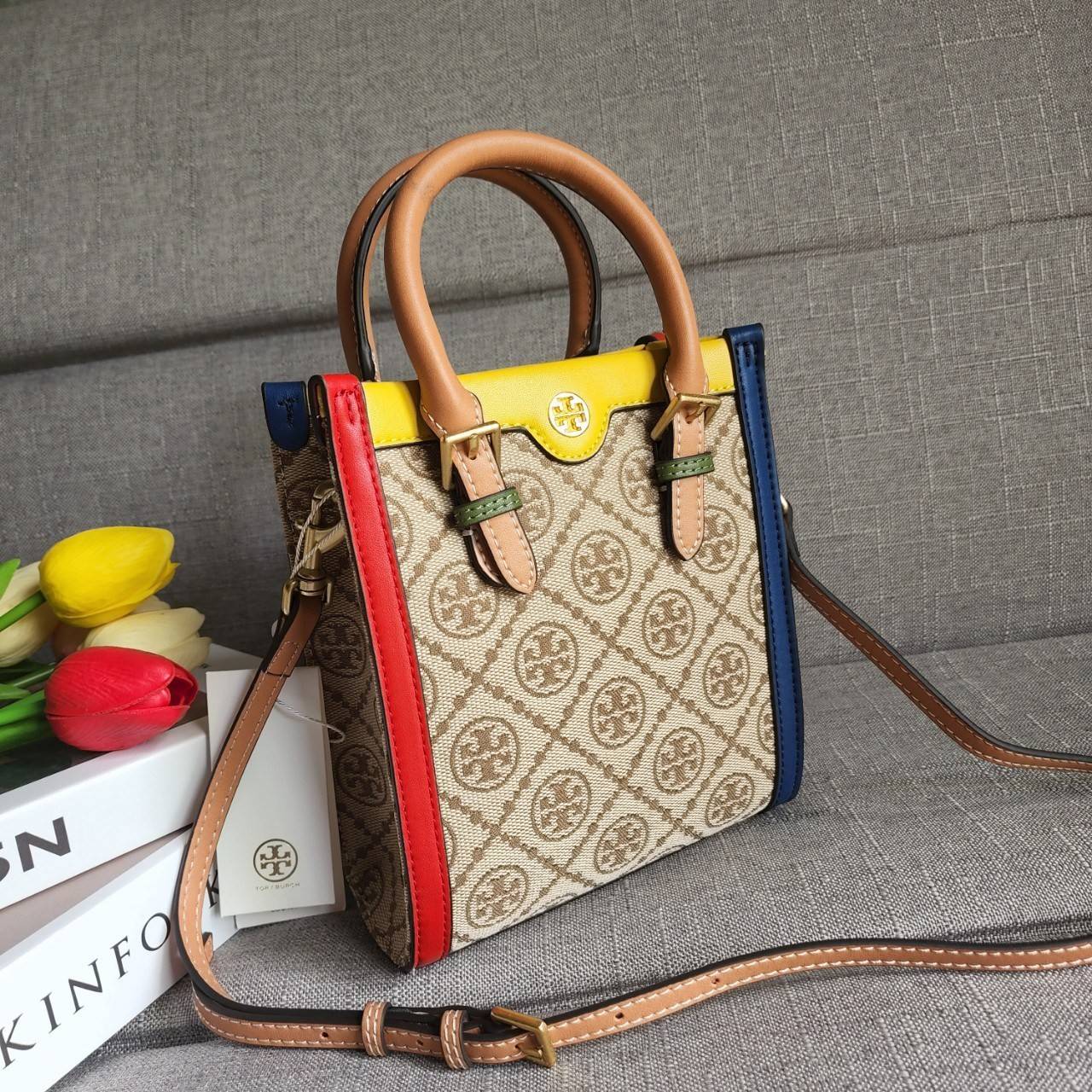 TORY BURCH T MONOGRAM COLORBlOCK JACQUARD MINI TOTE คอลเลคชั่นใหม่ล่าสุด ครอบครองก่อนใคร ไอเท็มยุคนี้รุ่นที่ควรมีติดตู้คะสาวๆ วัสดุ jacquard สลับหนังแท้ หูจับ มาพร้อมสายสะพายข้างหนังแท้ ปรับระดับได้ สายสามารถถอดออกได้ ภายในเป็นช่องโล่ง ใส่มือถือได้ กระเป๋