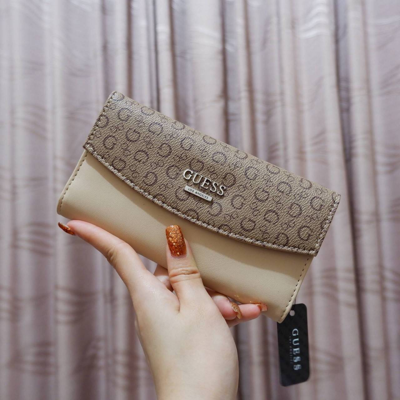 GUESS FACTORY WOMEN'S WALLET กระเป๋าสตางค์ใบยาว3พับดีไซน์สวยรุ่นใหม่ล่าสุดวัสดุหนังนิ่ม ปั๊มลายคมชัด ด้านหน้าประดับโลโก้แบรนด์สวย เปิดปิดด้วยฝาบนเปิด/ปิด ภายในมีทั้งช่องใส่รูป ช่องใส่ธนบัตร แบงก์พัน และช่องใส่บัตรหลายช่องแยกเป็นสัดส่วน ภาพถ่ายจากสินค