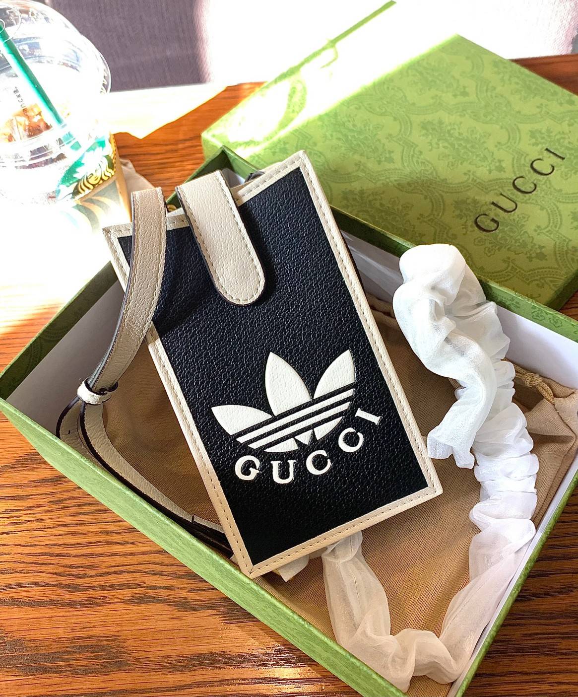 VIP 🥂 LIMITED EDITION Gucci x adidas Phone Case ไม่มีได้ยังไง สวยขนาดนี้ ที่หนุ่มๆสาวๆต้องมีติดตัวค่ะ 💙กระเป๋าใส่มือถือ หนังแท้ 🔺สีน้ำตาลอมเหลือง สัสดุJacquard ทอลายGG ค่ะ ด้านหน้าทั้ง3สี มีโลโก้แบรนด์แบบนูนอันเป็นสัญลักษณ์ของคอลเล