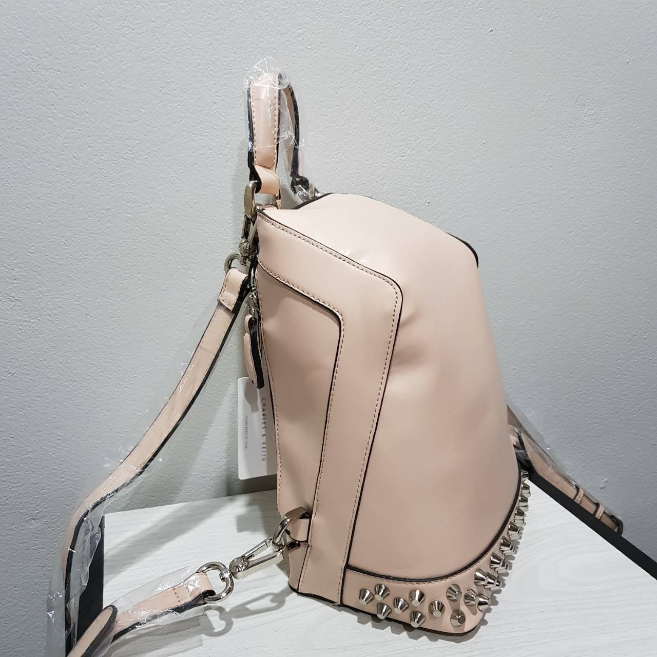 CHARLES & KEITH BACKPACK กระเป๋าเป้สพาย รูปทรงน่ารัก แต่งหมุดให้ look เท่ห์ในตัว ใส่ของได้เยอะ มีซิปเปิดปิดทั้งสองข้าง และกระดุมแม่เหล็ก สวยหรูน่าใช้มากค่ะ