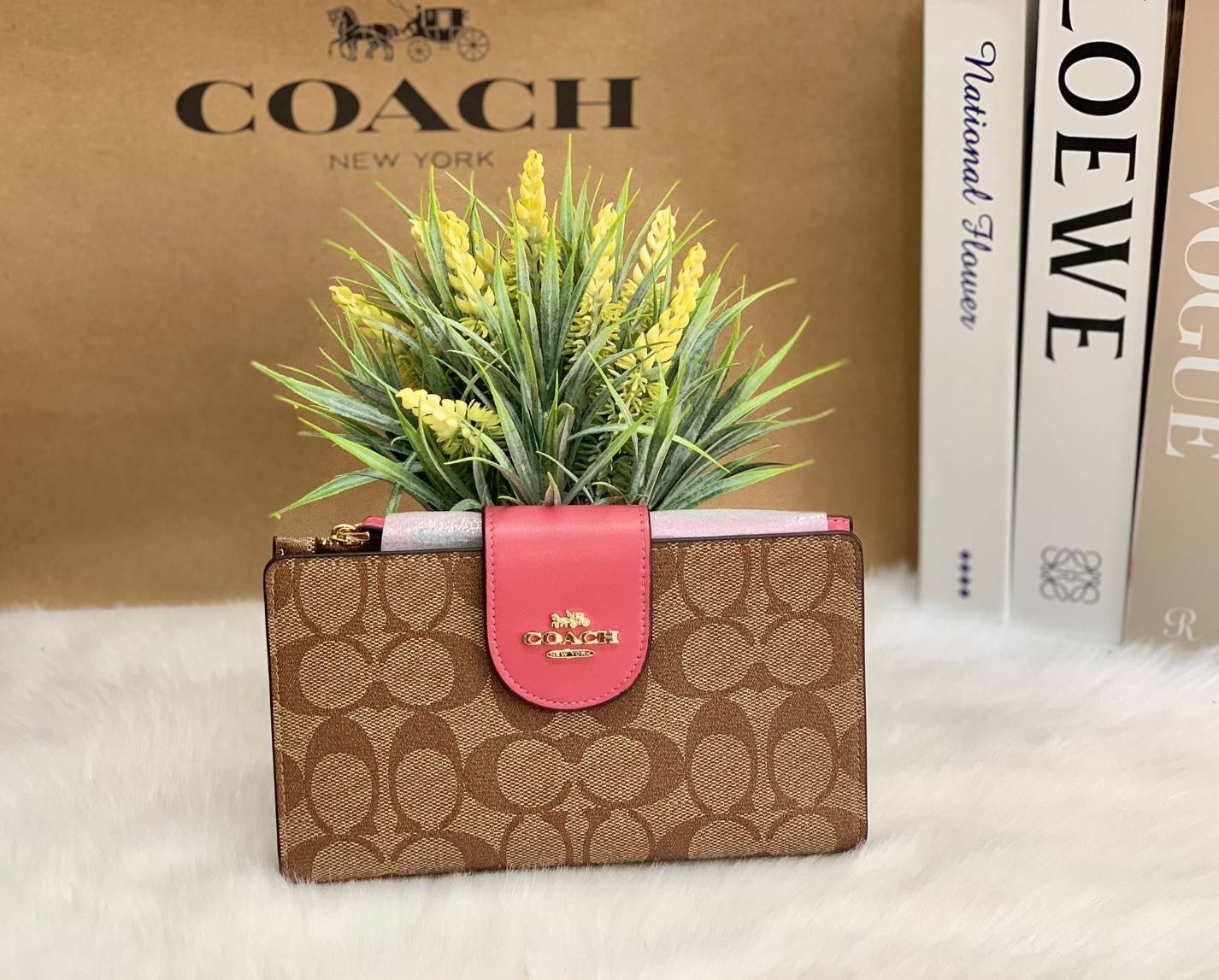 พร้อมส่งครบ 5 สี กระเป๋าสตางค์ที่สาวๆต้องมีติดตัวค่าา😘 COACH TECH WALLET IN COLORBLOCK SIGNATURE ((C2874)) ✔️กระเป๋าเงินใบยาว หนังแท้ พร้อมสายคล้องมือในตัวค่ะ ✔️เปิดปิดด้านหน้าแบบฝากระดุม ภายในมีช่องใส่ธนบัตร2ช่อง ;สามารถใส่มือถือ ip