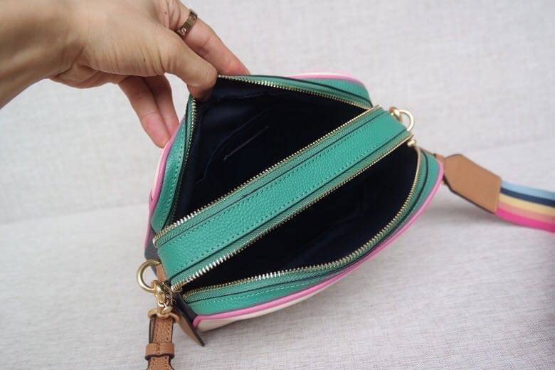 Coach Leather Jes Crossbody in Colorblock ((72704)) กระเป๋าสะพายข้าง//ครอสบอดี้ร์ วัสดุหนังแท้ หนังนิ่มสวยงาม มากๆค่ะ ด้านหน้ามีโลโก้แบรนด์เด่นชัดสะดุดตา ช่องหลักแบ่งเป็น2ซิป แต่ละช่องกว้าง ใส่กระเป๋าเงินใบยาวได้ ของอื่นๆได้จุค่ะ มีช่องเล็กให้ใส่ของจุกจิก