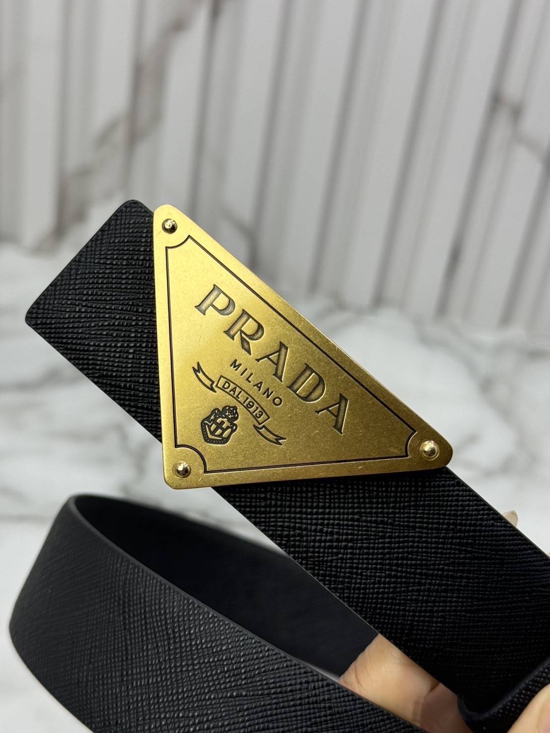 TOP ORI | หนังแท้ PRADA Triangle saffiano leather belt in black เข็มขัดหนังแท้ เกรดเทพดีสุด หนังลายเท็กเจอร์คล้ายของจริง อะไหล่ทองสวยหรู งานเทียบแท้