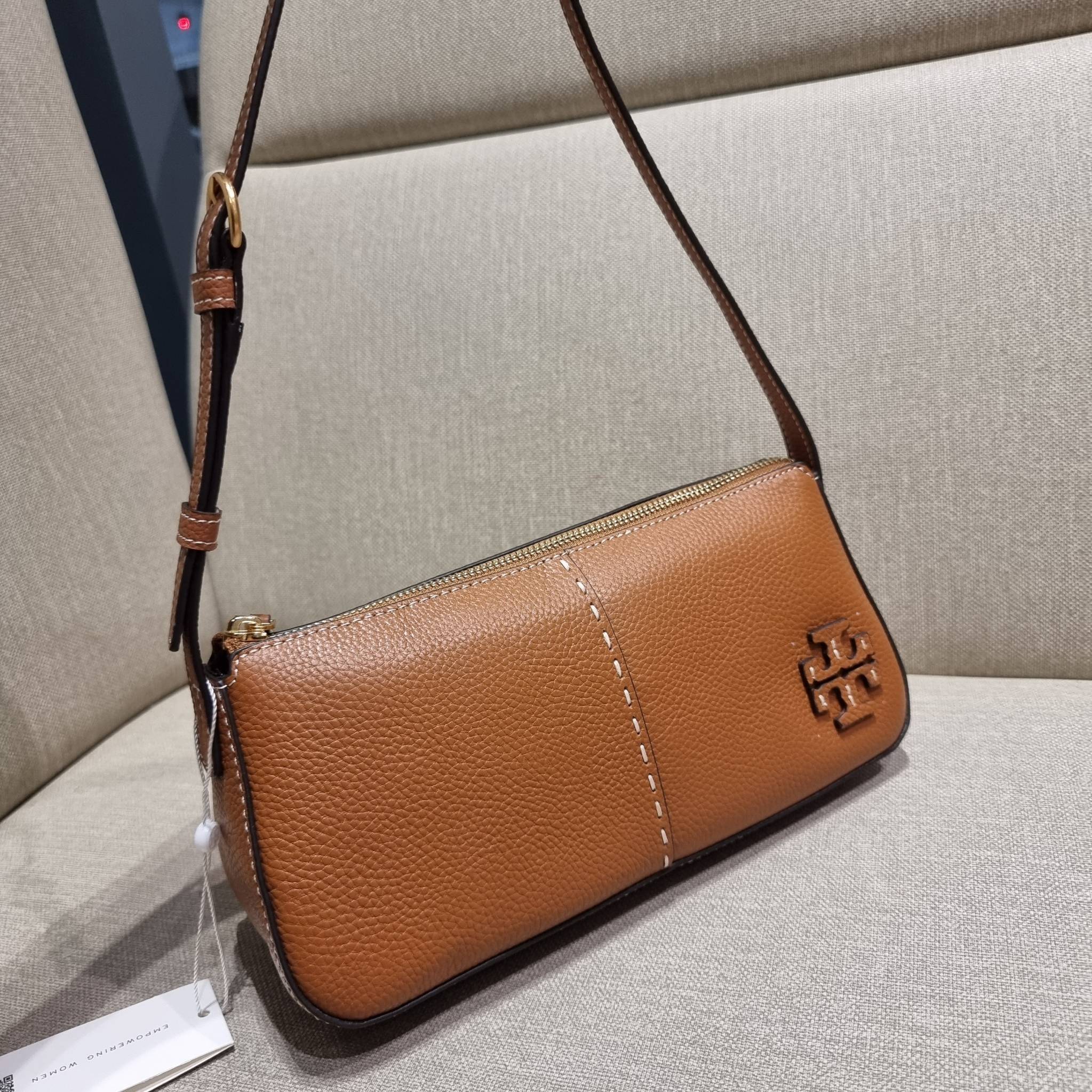 TORY BURCH MCGRAW WEDGE กระเป๋าสะพายไหล่ ทรงสวยไม่ซ้ำ ไม่เกร่อ!! สะดวกใช้งาน ดีไซน์เรียบแต่แฝงความหรู และคลาสสิคในตัว วัสดุหนังลูกวัว สัมผัสดี สวยคม เปิด-ปิดด้วยซิป ภายในเป็นช่องโล่ง มีช่องย่อยเก็บบัตร มาพร้อมสายสะพายในตัว ปรับได้อีกเล็กน้อย ไอเท็มนี้เหมา
