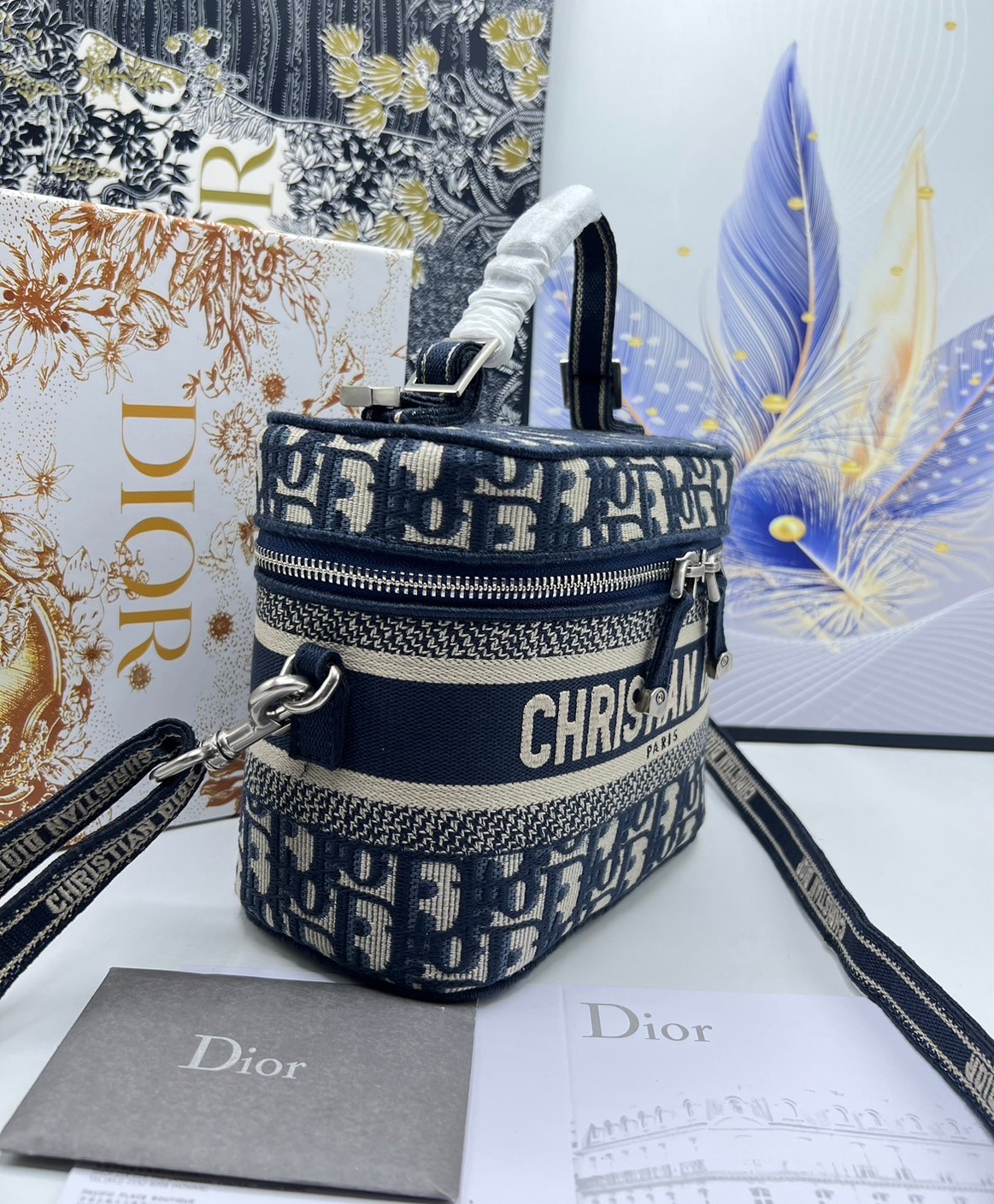 18cm Small DiorTravel Vanity Case กระเป๋าใส่เครื่องสำอาง มาพร้อมกับลวดลาย Oblique ปักอย่างประณีตและประดับด้วยสัญลักษณ์ Christian Dior Paris มาพร้อมสายสะพายและหูจับในตัว ปรับเปลี่ยนใช้งานได้ตามสไตล์