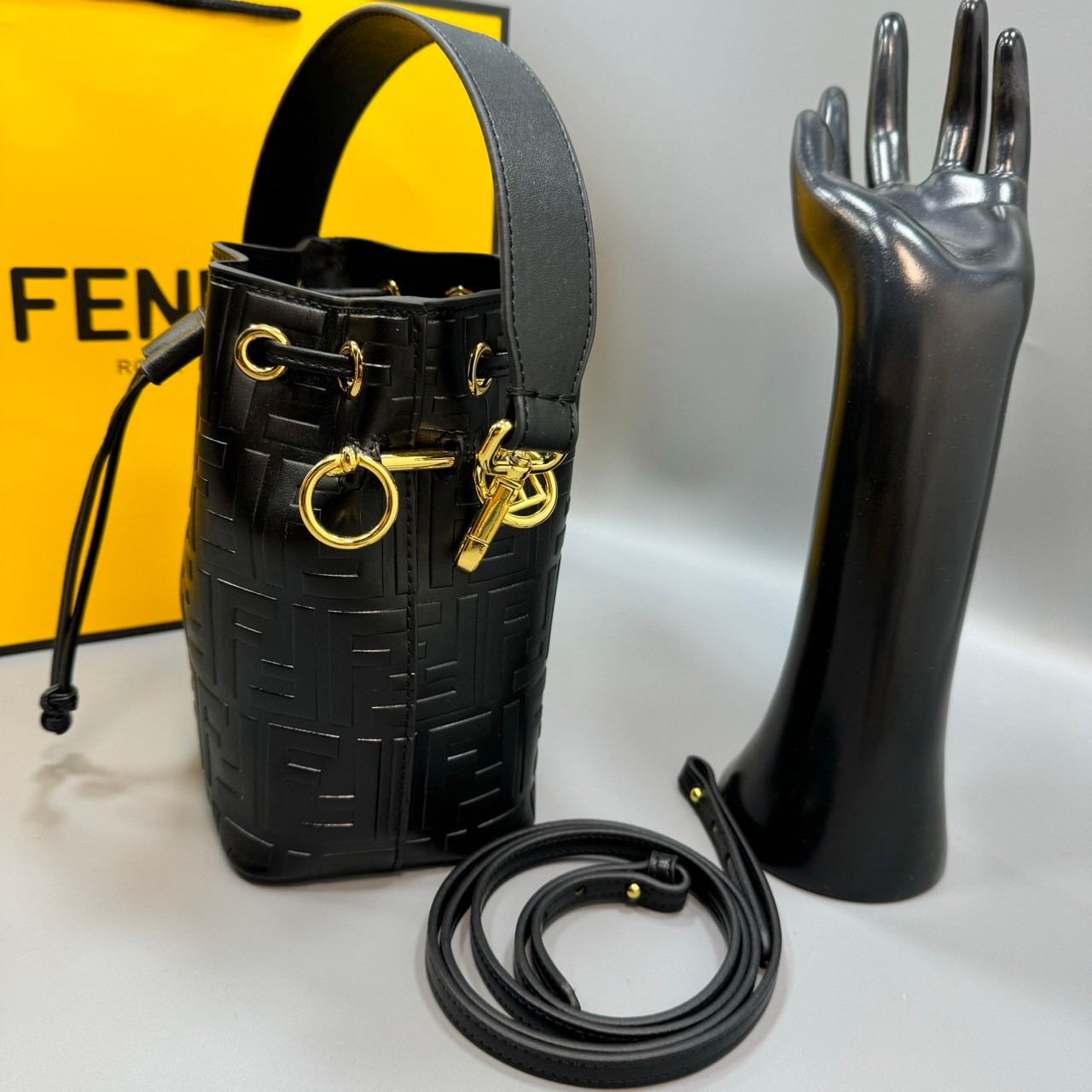 พร้อมส่ง 3 สี FENDI Mon Tresor Black leather mini-bag / FENDI Bucket Bag กระเป๋าสะพายทรงบัคเก็ตงานหนังเต็มใบ ไซส์มินิ เกรดออริ สลับแท้ 1:1