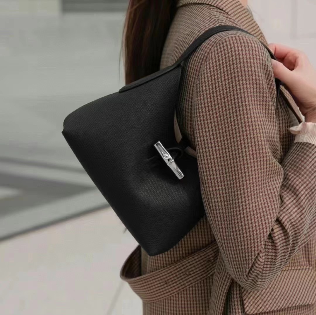 LONGCHAMP ROSEAU Hobo bag กระเป๋าสะพายไหล่ขนาดเล็ก วัสดุหนังวัว อะไหล่เงิน เป็นการผสมผสานสไตล์ที่เรียบง่าย Roseau อันเป็นสัญลักษณ์ใหม่ทั้งหมด เรียบง่าย สะดวกใช้ ประดับด้วยเข็มกลัดไม้ไผ่อันเป็นสัญลักษณ์ของแบรนด์ เรียบหรู แต่ดูดี ในแบบฉบับของ Longchamp ห้าม