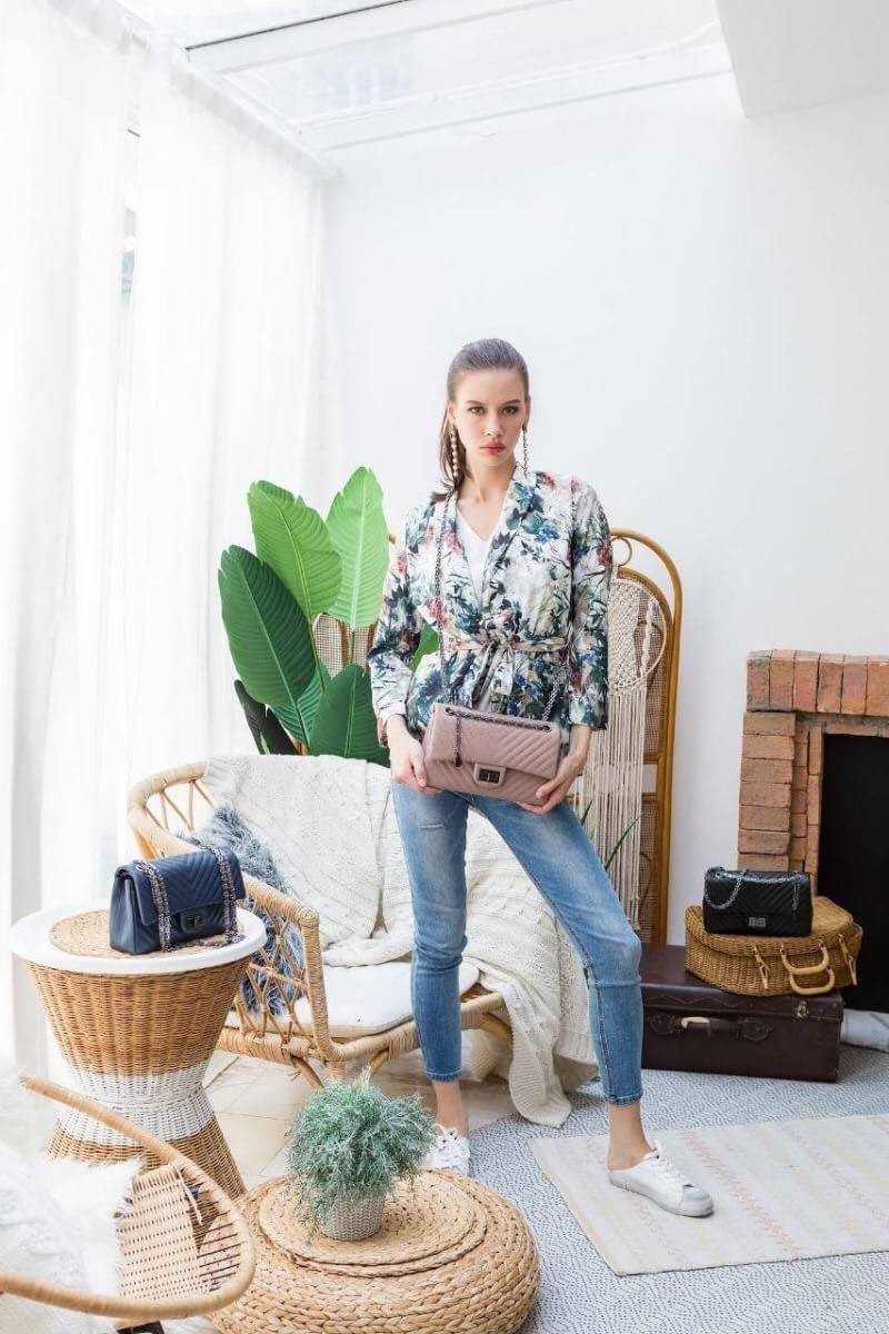 KEEP shoulder chevron chain handbag ( อะไหล่ รมควันดำ ) สวย หรู มากๆ เลยน๊า กระเป๋าอยู่ทรง ใครชอบส่งวันนี้ห้ามพลาดเลยนะคะ สายโซ่สะพายสบายคะ สายปรับ สั้น ยาวได้คะ ภายในสีแดง มีช่องใส่ของจิกจิงหลายช่องแบ่งเก็บของเป็นสัดส่วนมากๆคะ *ใบจริงสวยมาก เข้ากับชุดได้