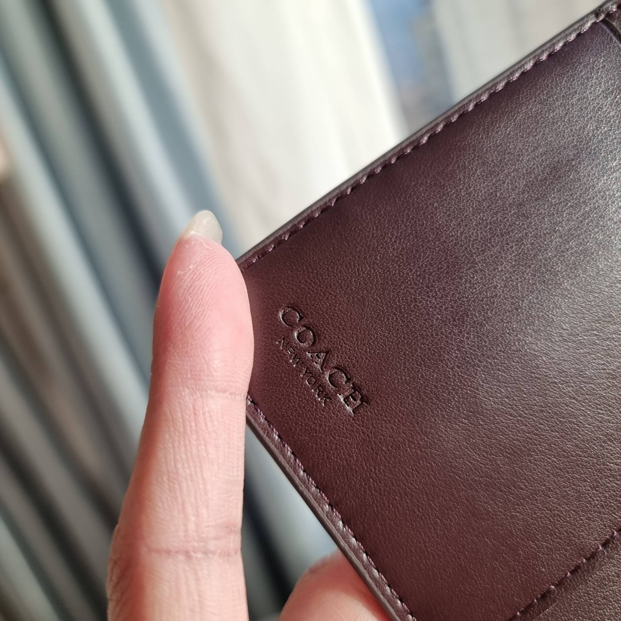 OUTLET 】COACH F25937 MEDIUM CORNER ZIP WALLET กระเป๋าสตางค์ใบกลาง 🔥 รุ่นหนังแก้วสุดฮอต!! สวยหรู ขนาดกำลังเหมาะมือ ดูดีดูแพงทุกสี มีช่องใส่บัตรและธนบัตรครบ และมีช่องแยกสำหรับใส่เหรียญ มาให้ครบเซ็ท พร้อมเสิร์ฟความสวยให้ถึงบ้านไปเลยจ้า