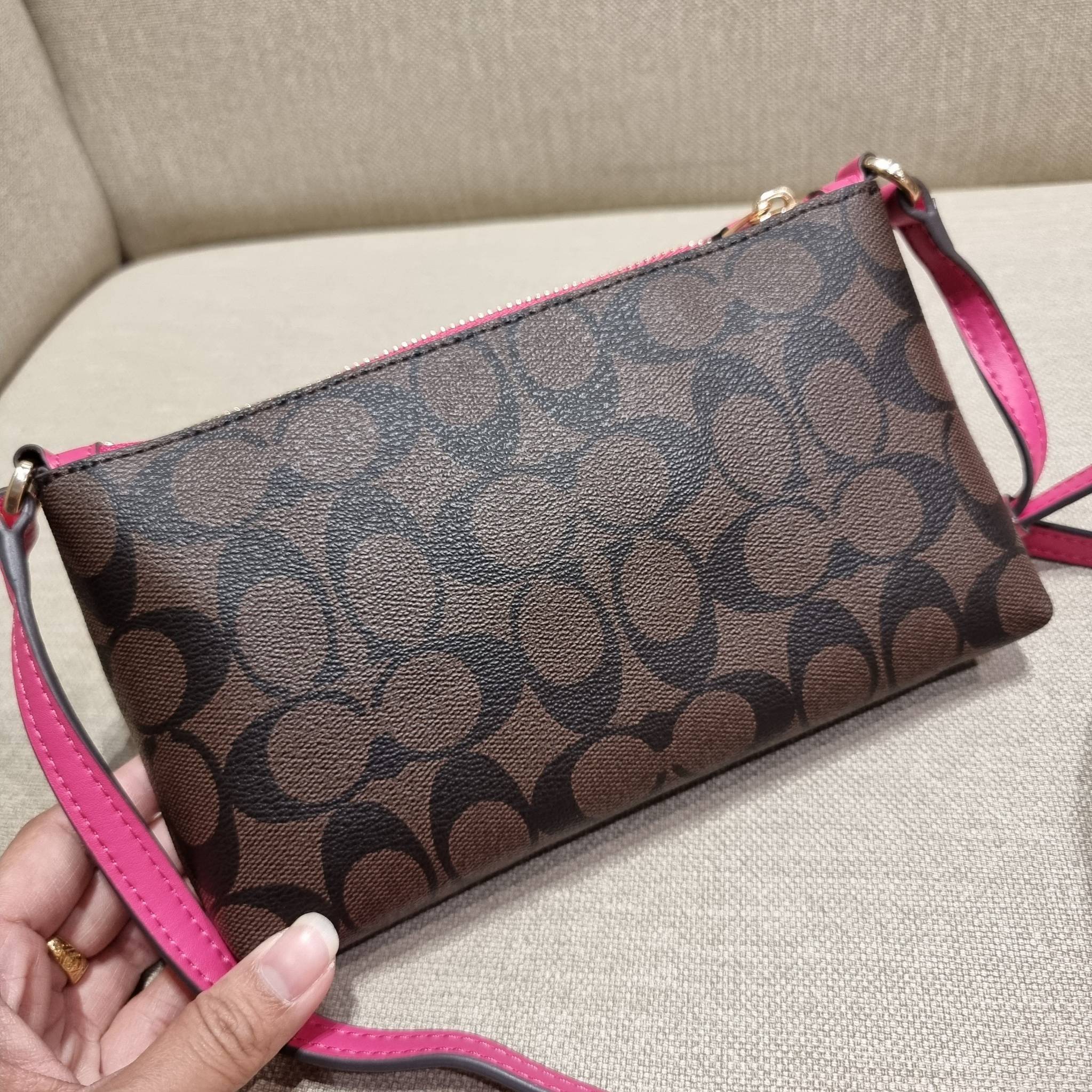 COACH C1653 ZIP TOP CROSSBODY SIGNATURE CANVAS คอลเลคชั่นใหม่ ปังและสวยไปอีกหนึ่ง สาวๆตามหาต้องไอเท็มนี้ กระเป๋าสะพายข้าง ใช้งานง่าย สายสะพายในตัว ปรับได้สบายๆ ดีไชน์รูปทรงออกมาคลาสสิค น่าใช้ วัสดุหนังแคนวาส เปิด-ปิดด้วยซิป ภายในเป็นช่องโล่ง มีช่องใส่บัตร