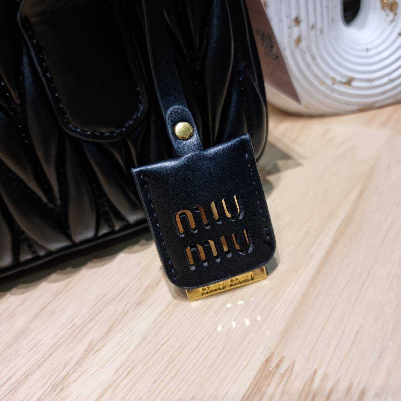 MIU MIU ARCADIE METELASSE LEATHER BAG กระเป๋าถือ/สะพายสุดชิค ที่ไม่มีตอนนี้คือพลาด ดีไซน์เพิ่มดีเทล ด้วยการเดินด้ายเป็นเอกลักษณ์ สวยดูแพง หูจับในตัวง่ายและสะดวกพกพา