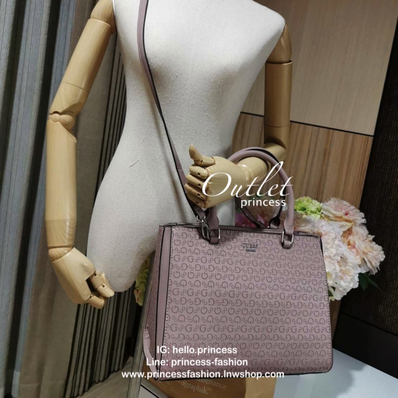 GUESS SINGNATURE SHOPPER BAG กระเป๋าถือหรือสะพายรุ่นล่าสุดจาก GUESS FACTORY หนังสวยอยู่ทรงปั้มลาย Singnature Brand รอบใบ ด้านหน้าประดับโลโก้แบรนด์ หูหิ้วเเข็งเเรงพับลงได้ เปิดปิดด้วยซิปสะดวกใช้ ขนาดกำลังดี ภายในมีช่องซิปและช่องใส่ของ กว้างและจุ น้ำหนักเบา