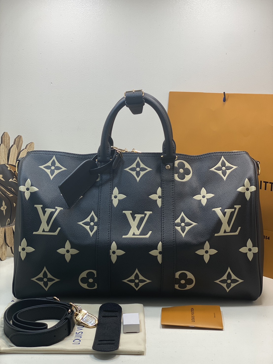 TOP ORI หนังแท้ | LV Keepall Bandoulière 45 bag กระเป๋าสะพายใบใหญ่ หนัง Empreinte ลาย Monogram Flower และสัญลักษณ์ LV ขนาดโอเวอร์ไซส์โทนสีอ่อน หนังโทนสีกลมกลืนกันแมตช์กับฮาร์ดแวร์สีทองบริเวณแถบด้านข้าง