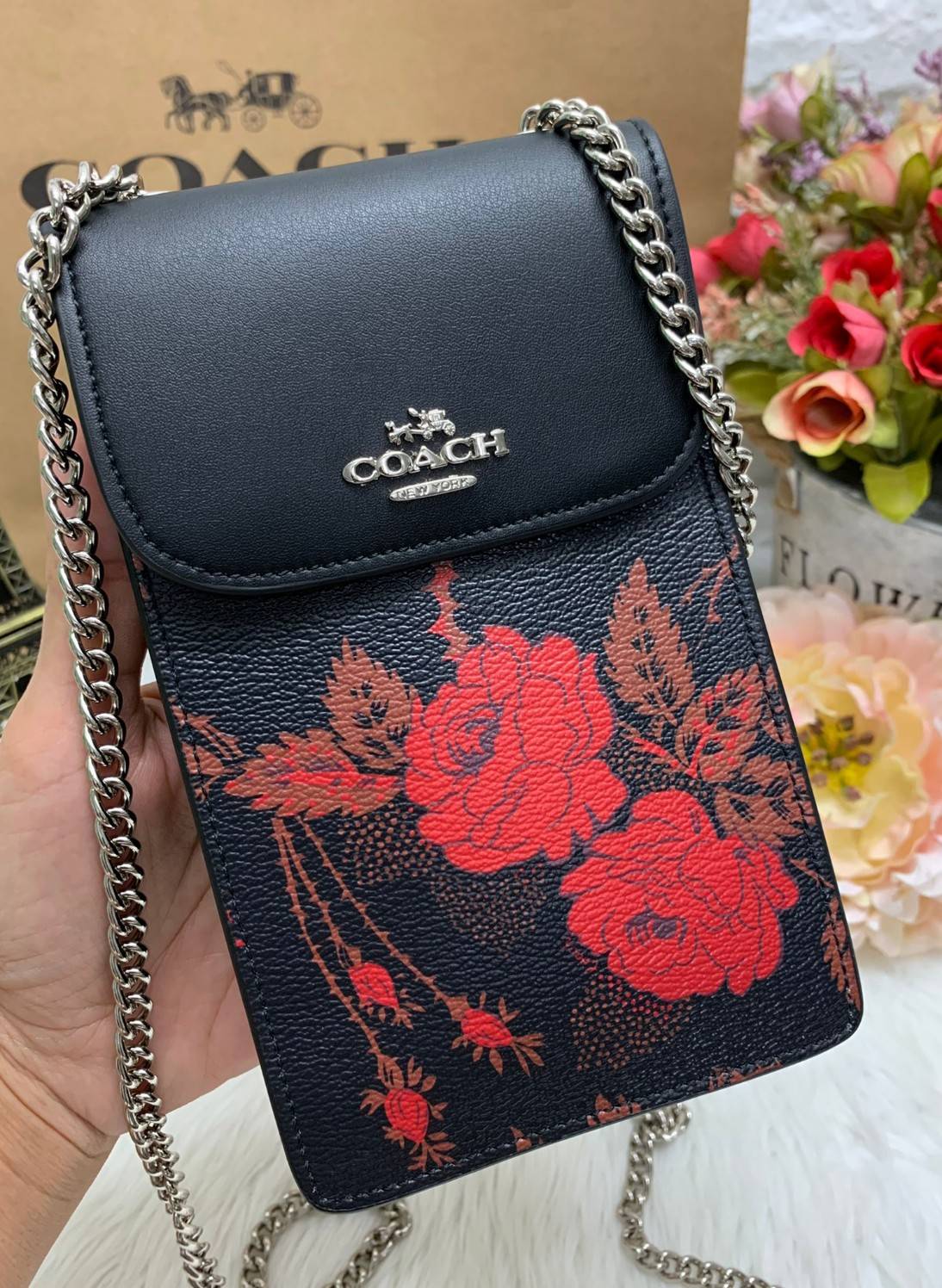 COACH PHONE CASE CROSSBODY BAG ((73486//76988//76357//39955//91046)) COACH NORTH/SOUTH CROSSBODY IN SIGNATURE CANVAS กระเป๋าใส่โทรศัพท์รุ่นนี้ มีความโดดเด่นทั้งดีไซน์และคุณสมบัติในการใช้งาน ด้วยลวดลายที่มีซิกเนเจอร์เป็นเอกลักษณ์แล้ว ด้านหลังยังมีช่องใส่กา