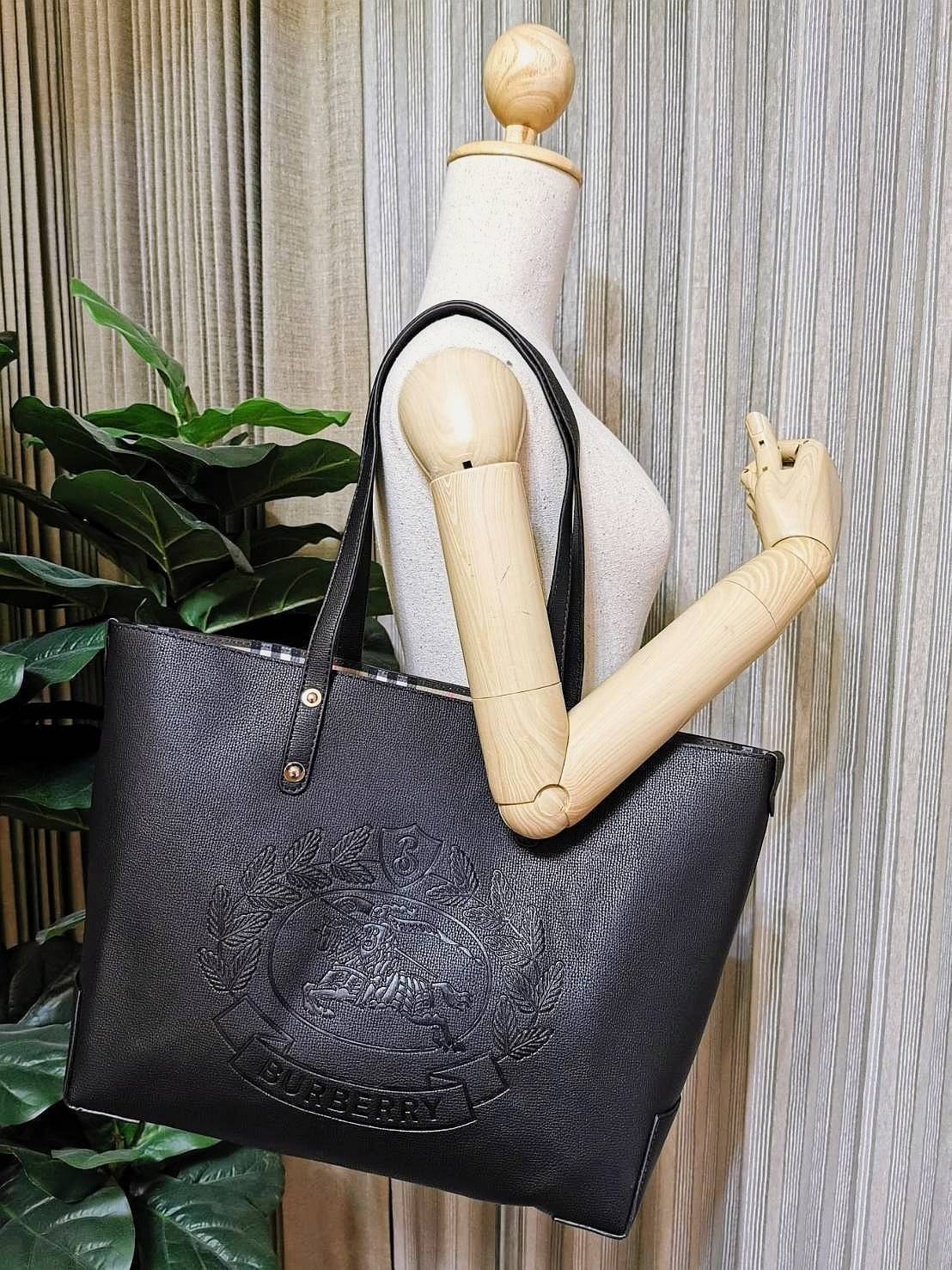 VIP 🥂 BURBERRY FRAGRANCES TOTE BAG VIP รุ่นแนะนำ ดีไซน์สวยโดดเด่นหนังสีดำขึ้นเทคเจอร์ด้านหน้ามีโลโล้แบรนด์ ภายในลายวินเทจสุดคลาสสิค โล่งกว้างมีช่องซิปเล็กและโลโก้ด้านใน สามารถใส่เอกสาร A4 Notebook ipad สัมภาระได้เยอะจุใจ หูหิ้วหนังจับถนัดมือสะพายไ