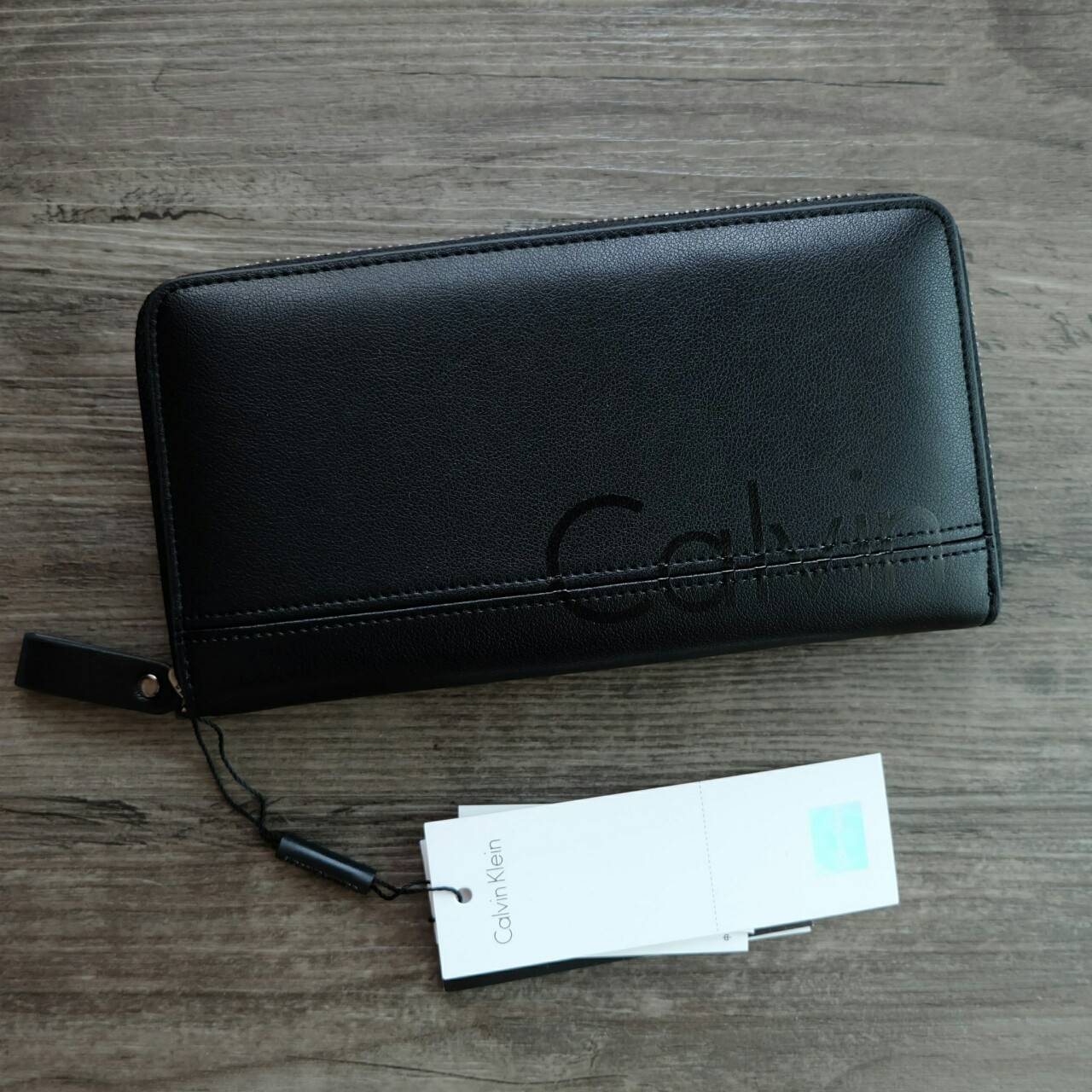 Calvin Klein Long Wallet กระเป๋าสตางค์ใบยาวซิปรอบ ภายในมีช่องใส่ธนบัตร ช่องใส่บัตรหลายช่อง และช่องซิปสำหรับใส่เหรียญ จะมอบเป็นของขวัญหรือใช้เองก็แนะนำเลยค่ะ